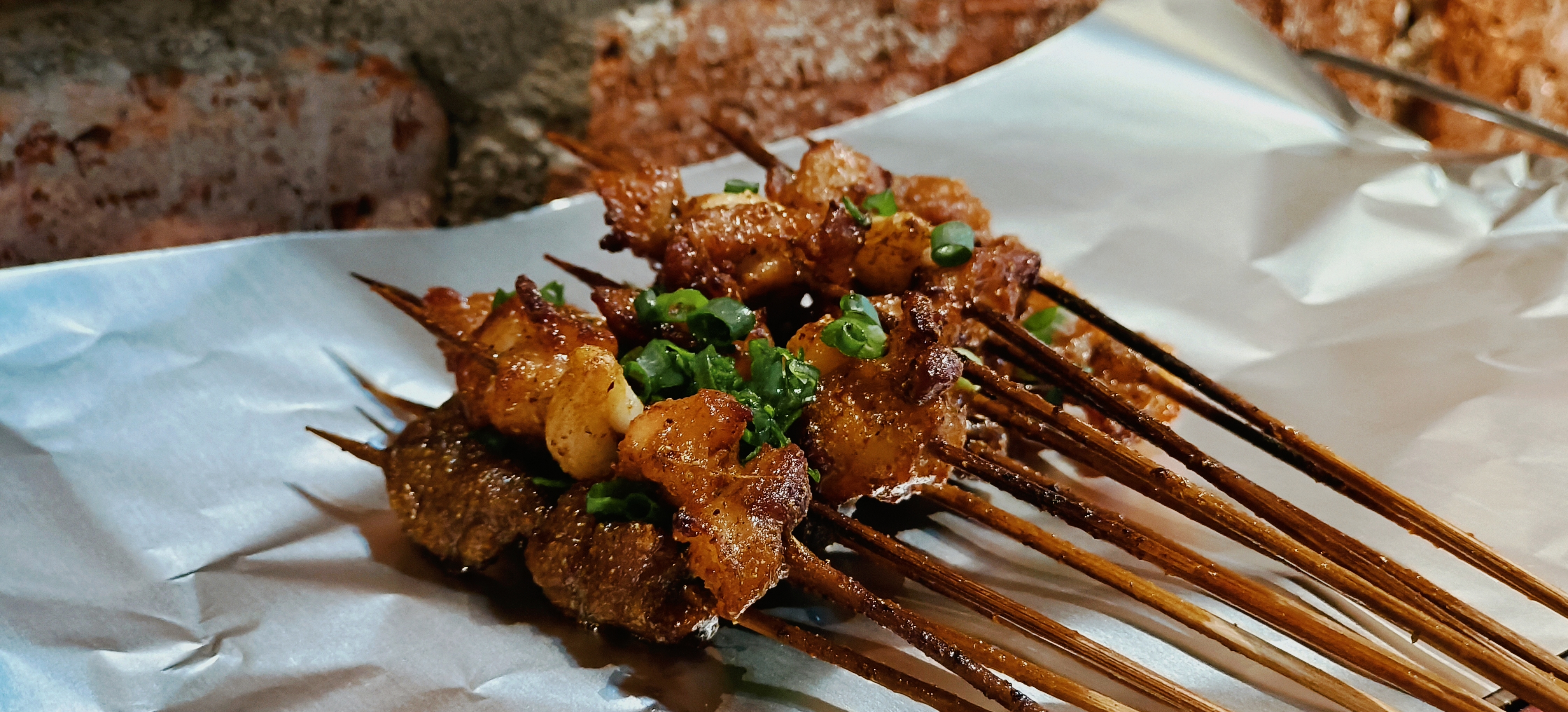 美味烧烤串鲜香诱人的特色美食宣传图