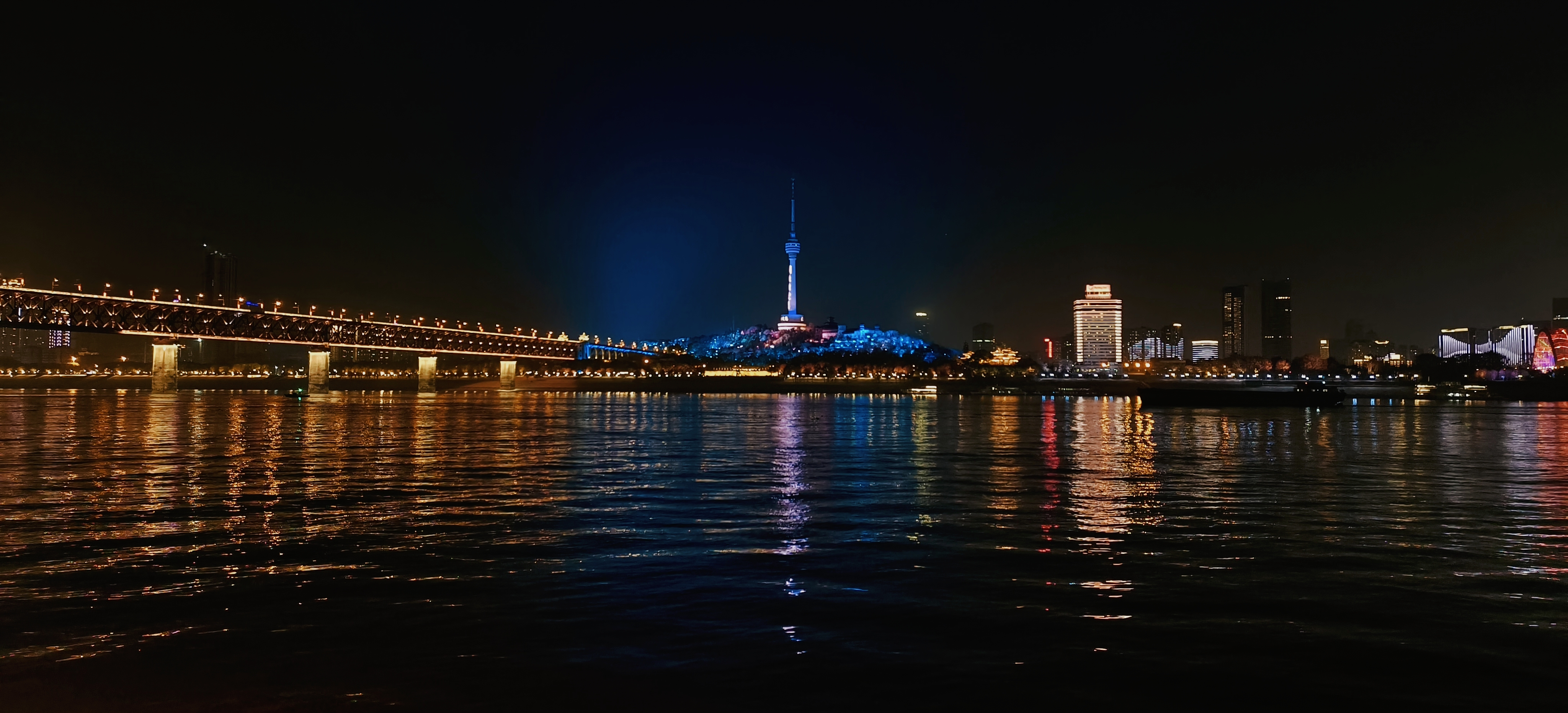 美丽夜景下的城市地标电脑壁纸素材