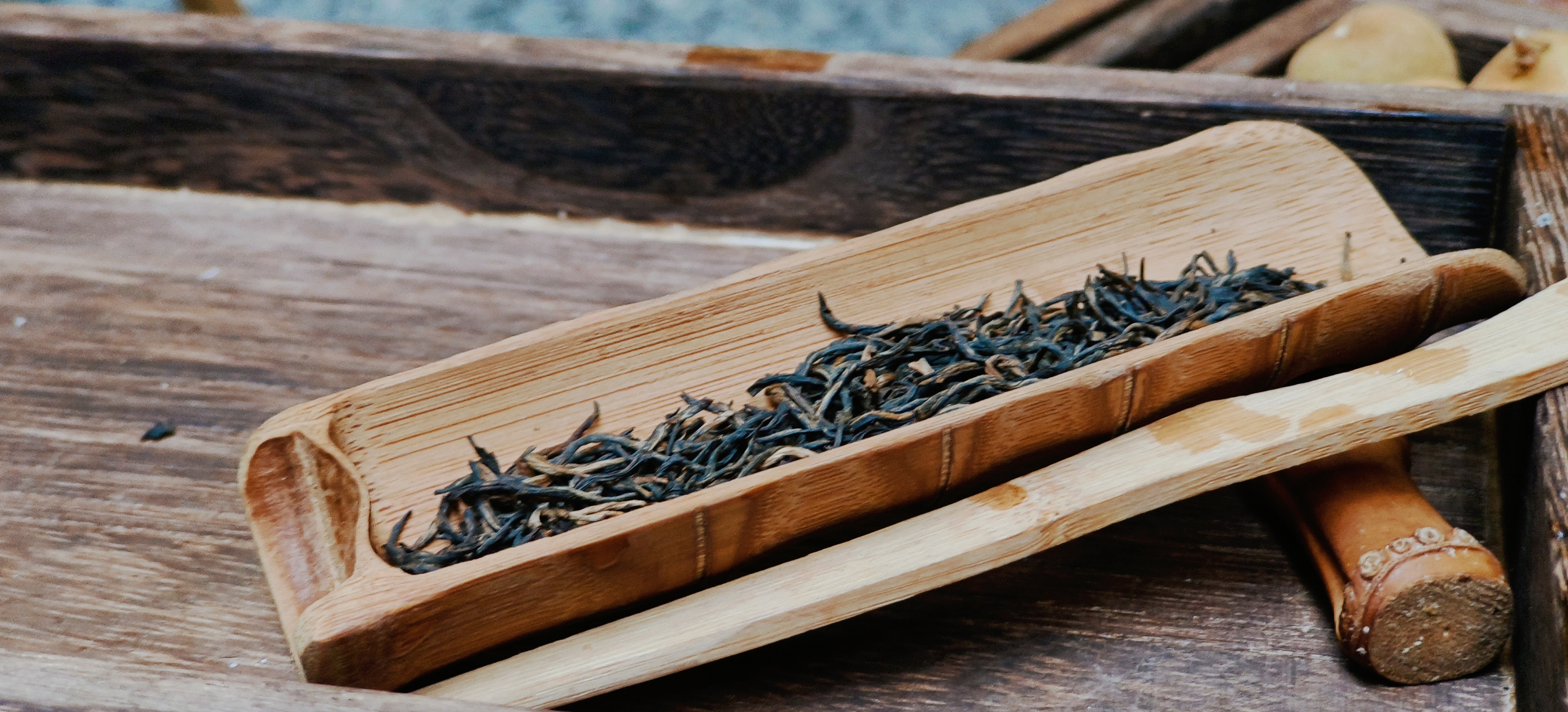 木制茶盘盛放茶叶古朴韵味