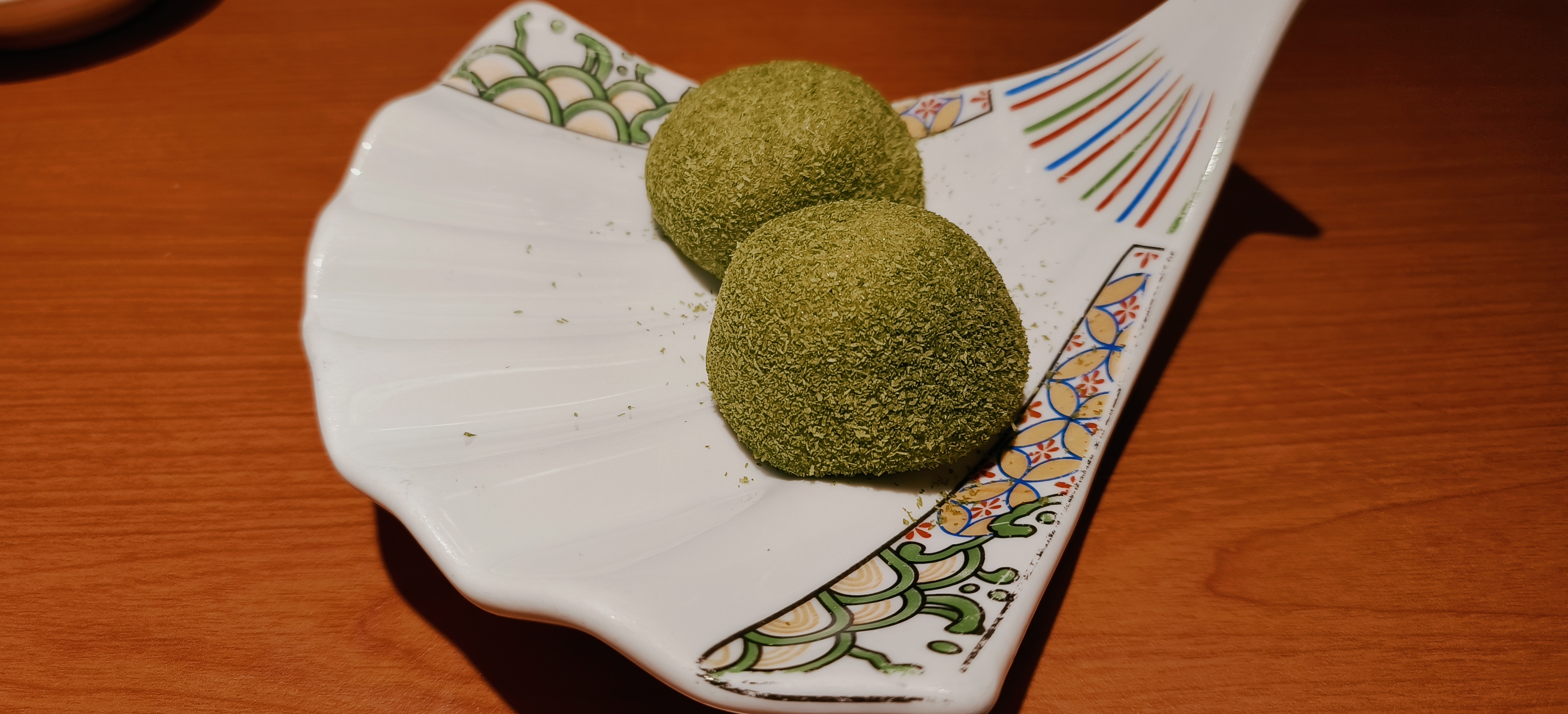 精致摆盘的抹茶糕点传统美食的新演绎