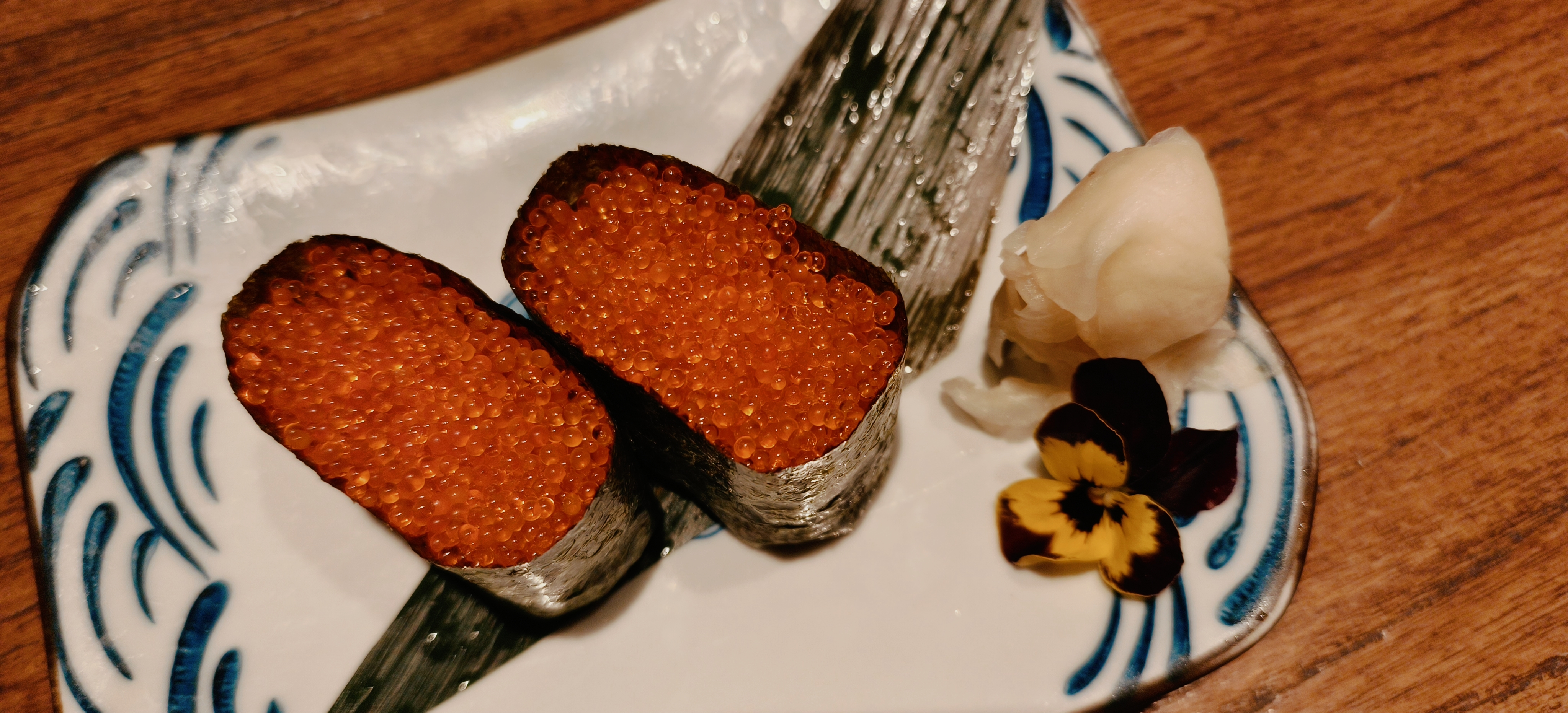 精致餐具装美味海鲜视觉味觉双重享受
