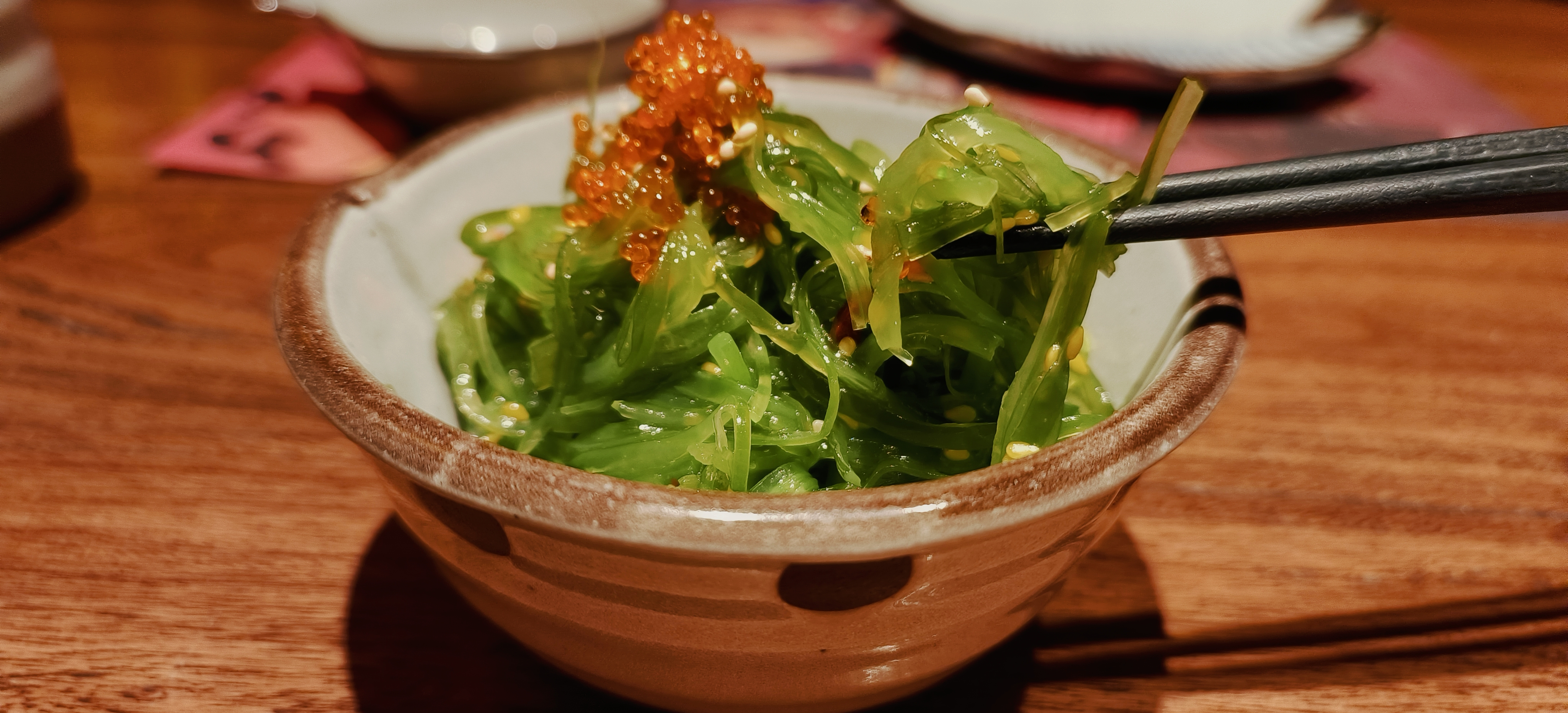美味的绿色蔬菜料理，清新健康的餐桌享受