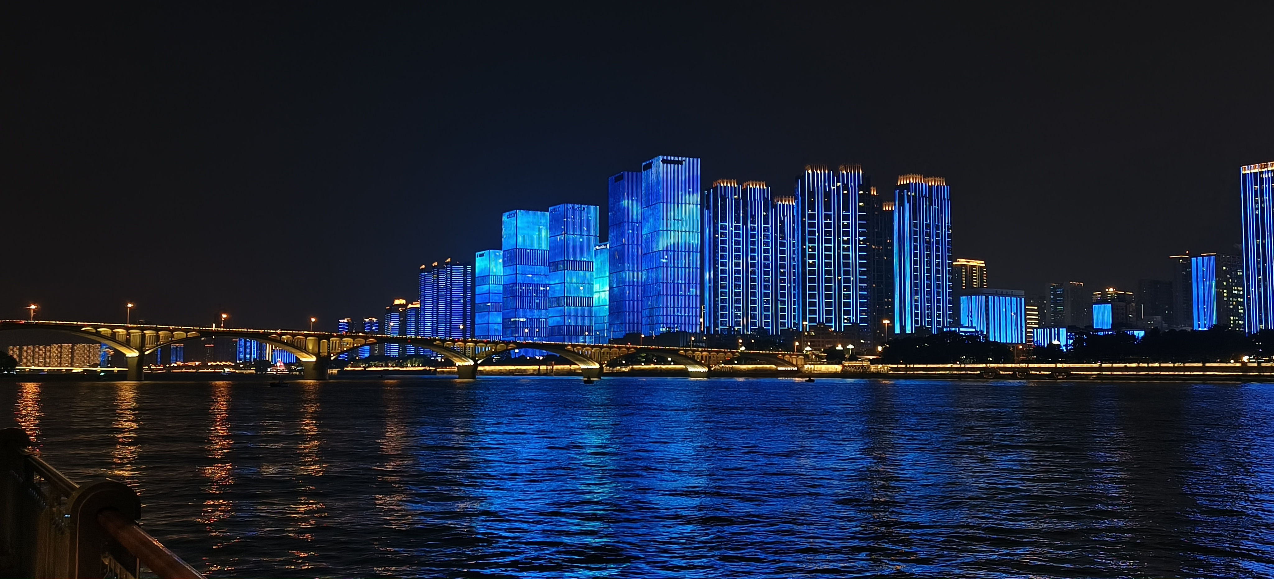 蓝色灯光映照城市夜景的酷炫电脑壁纸