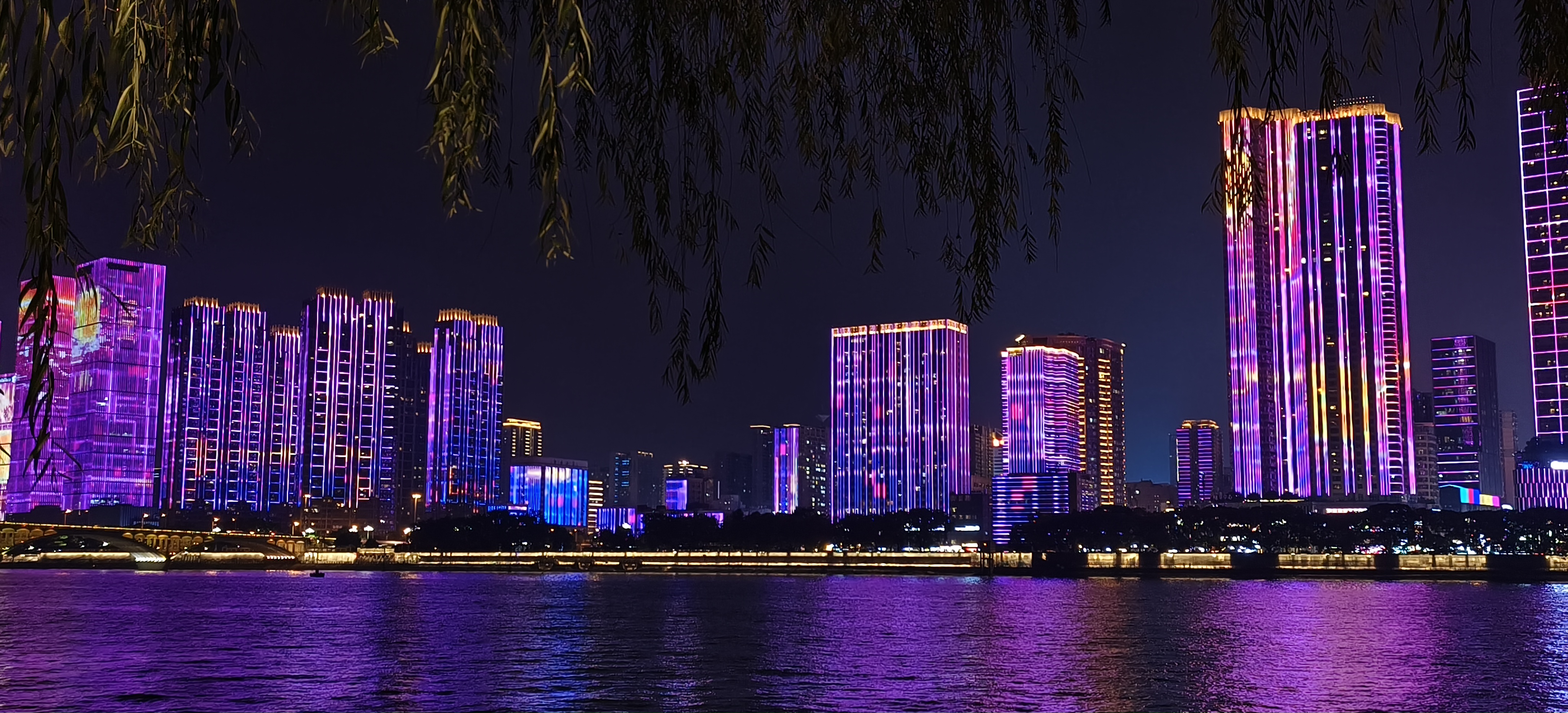 绚烂夜景下的城市灯光秀魅力无限