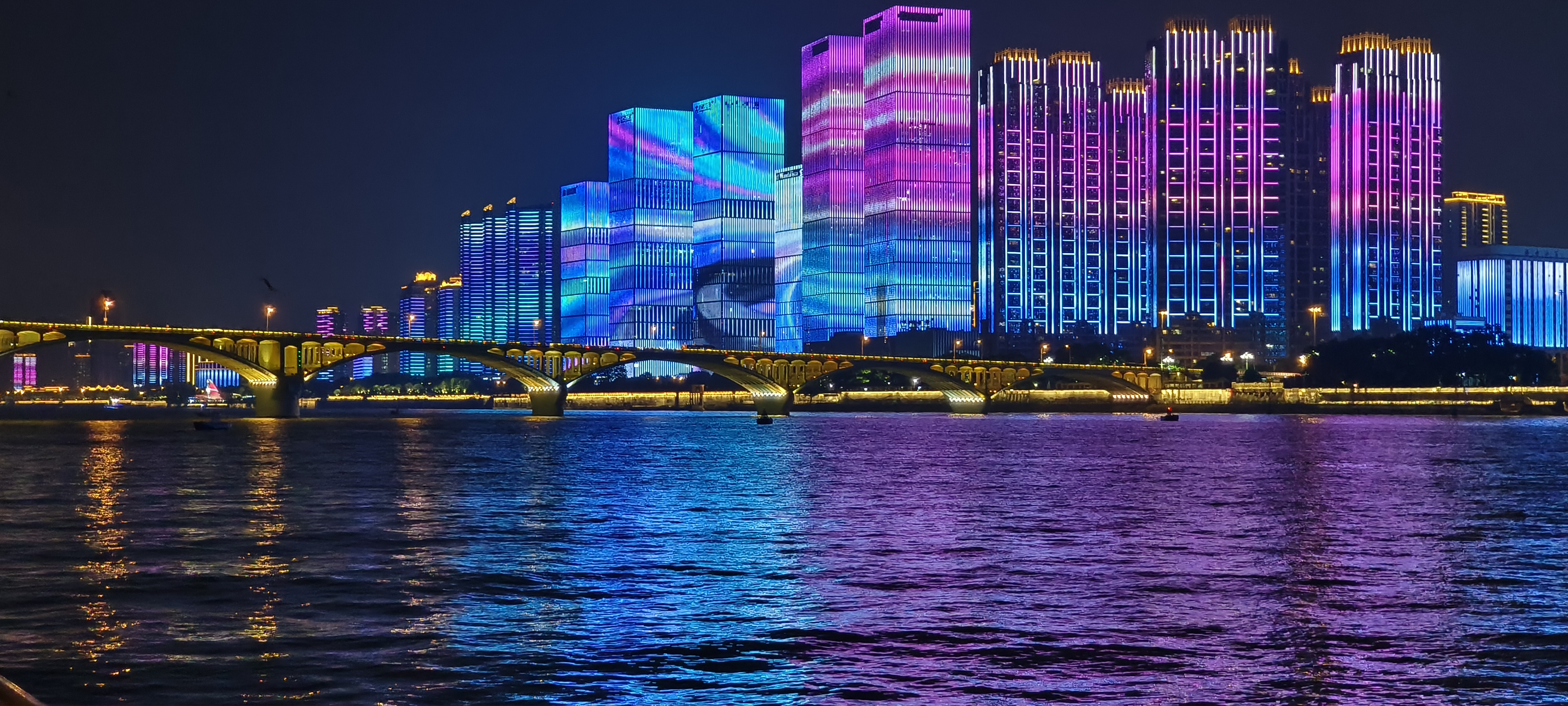 炫彩灯光下的城市夜景美如画电脑壁纸