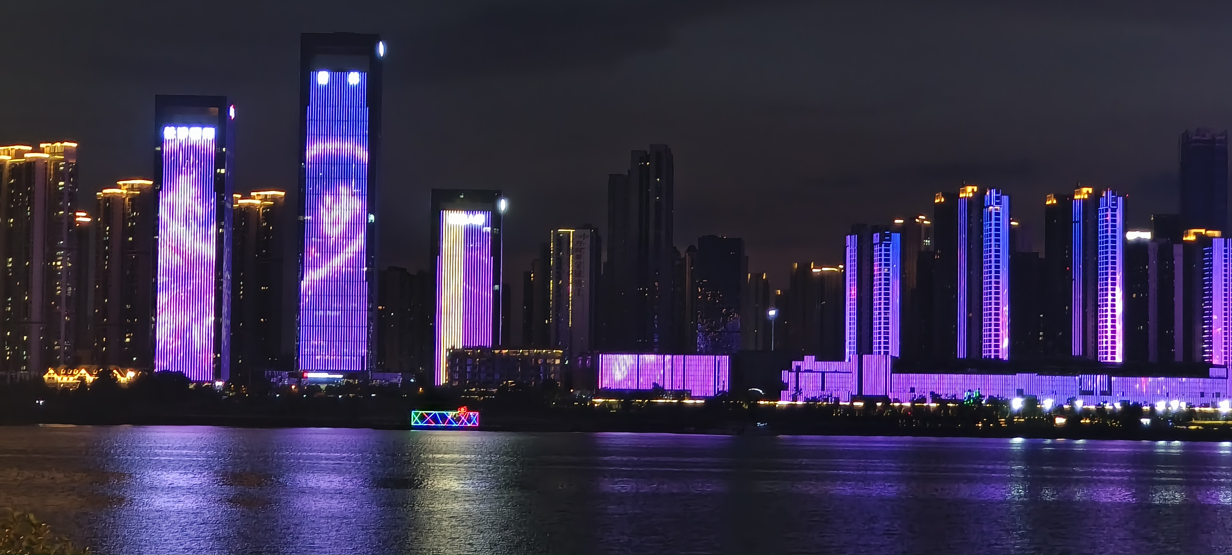 绚烂夜景下的城市灯火时尚魅力