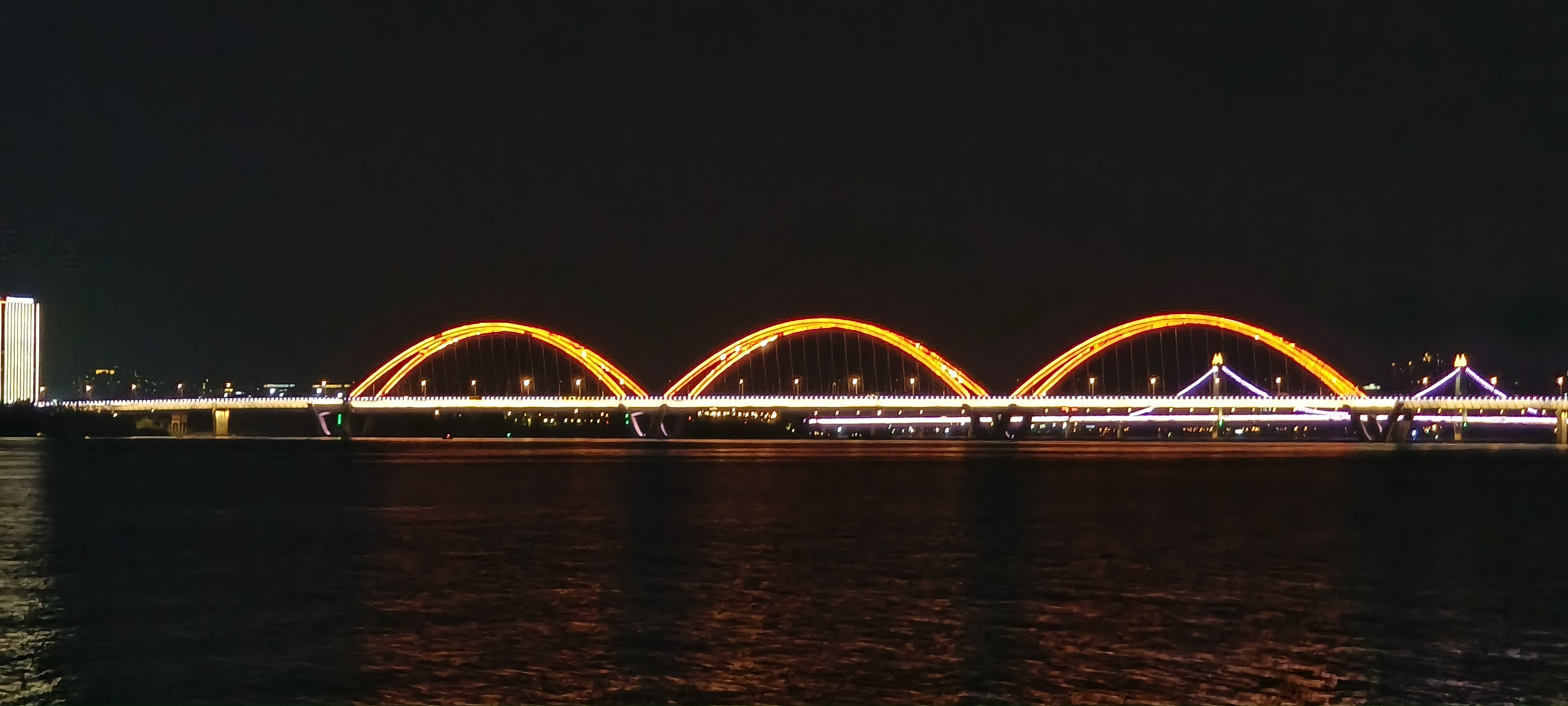 夜幕下灯光璀璨的大桥壮观之美