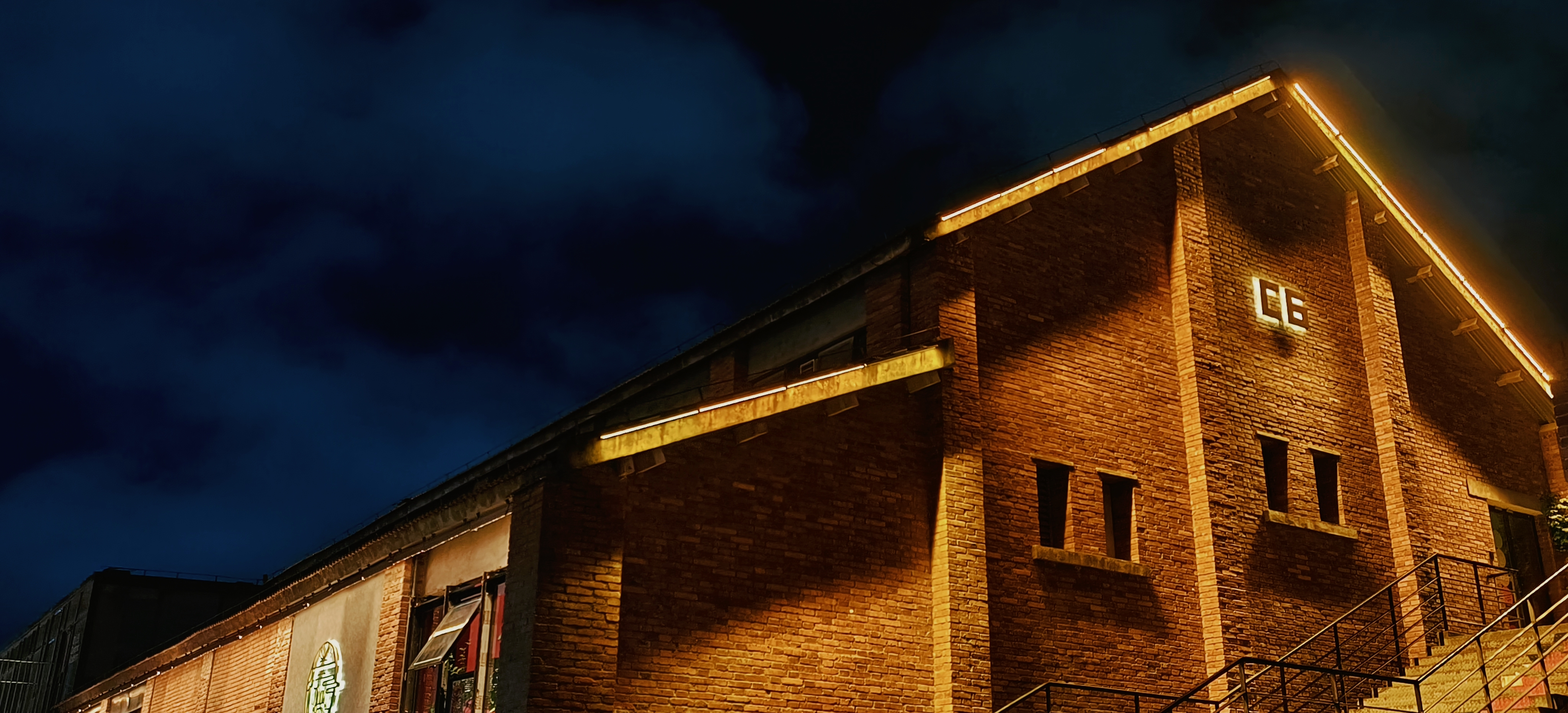 砖房建筑夜景璀璨文艺之美