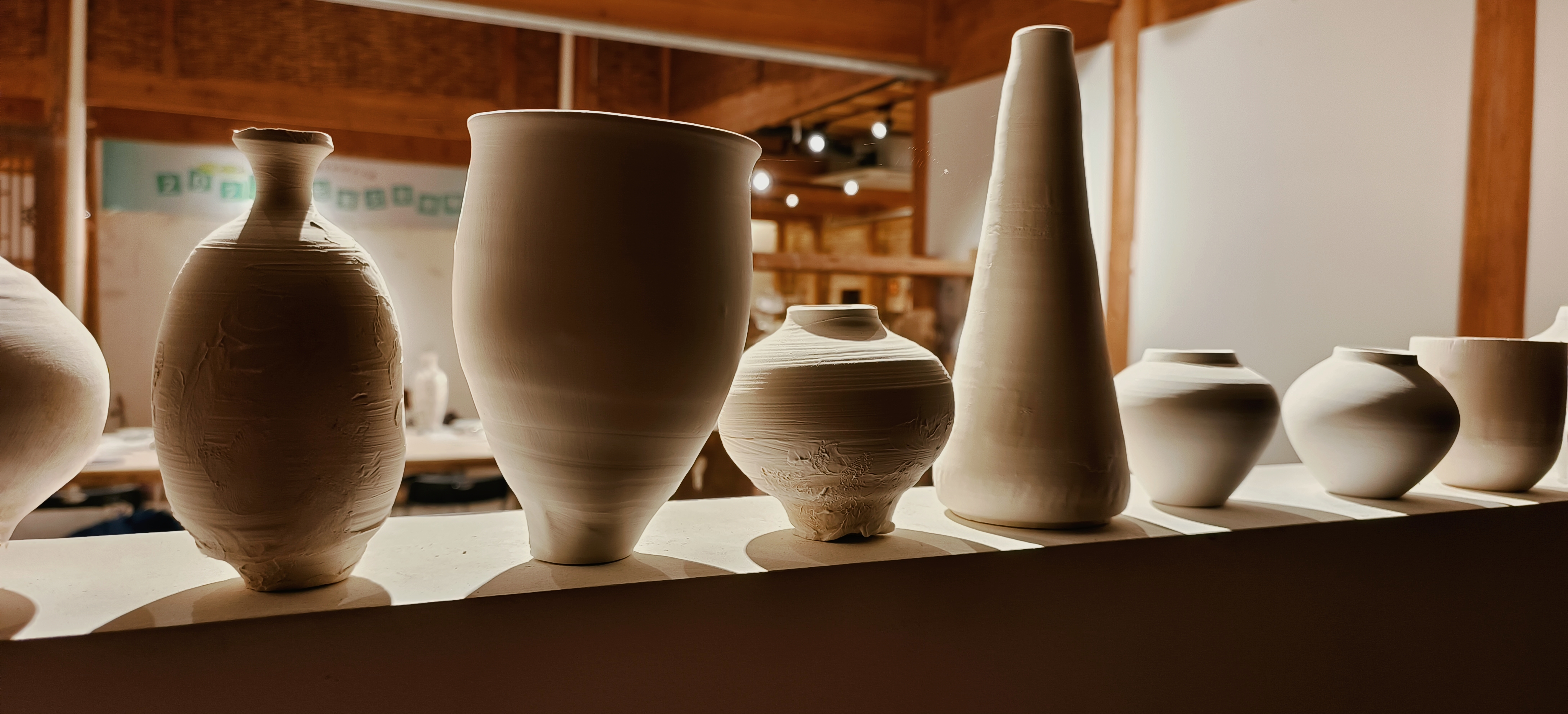 精美白色陶艺品展示手工艺之美