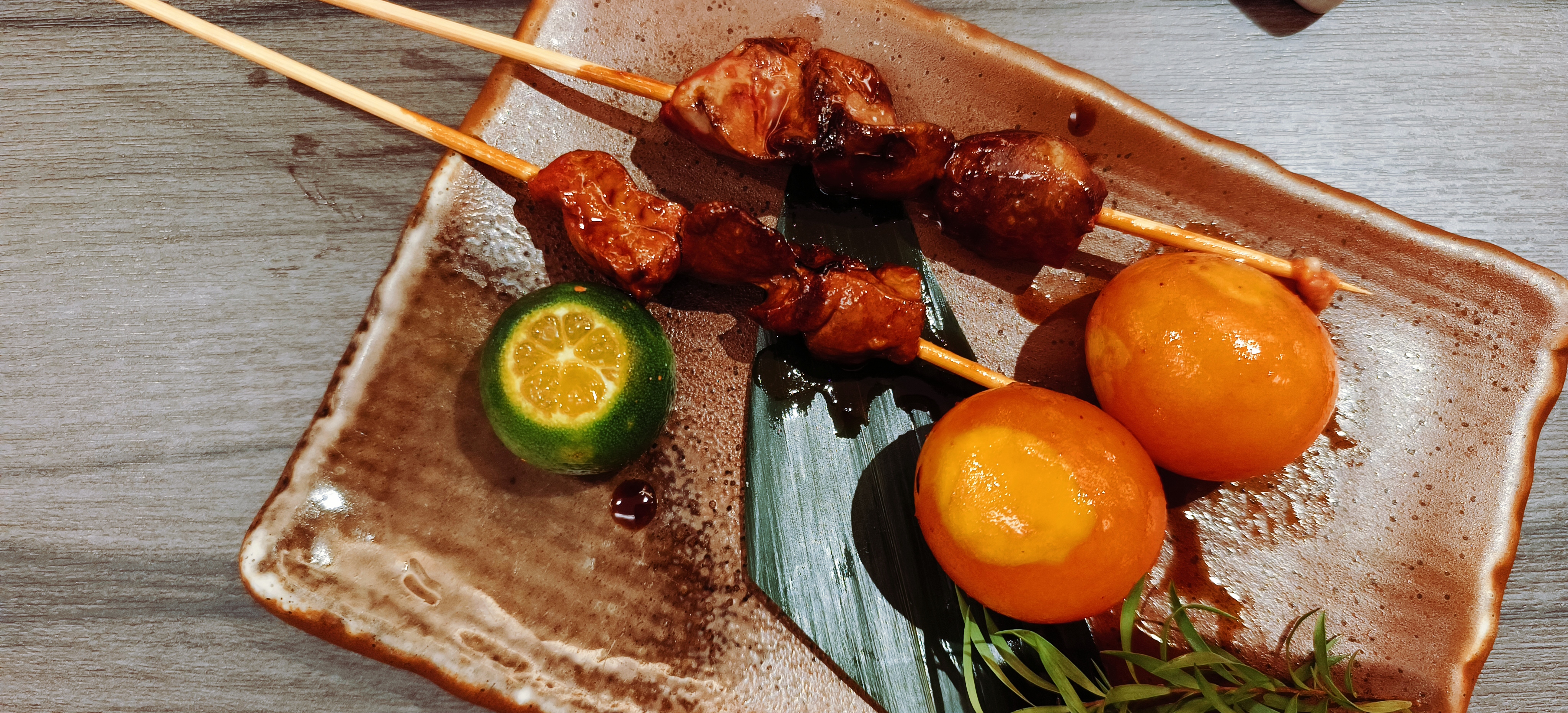 美味烤肉串搭配水果独特风味的烧烤美食