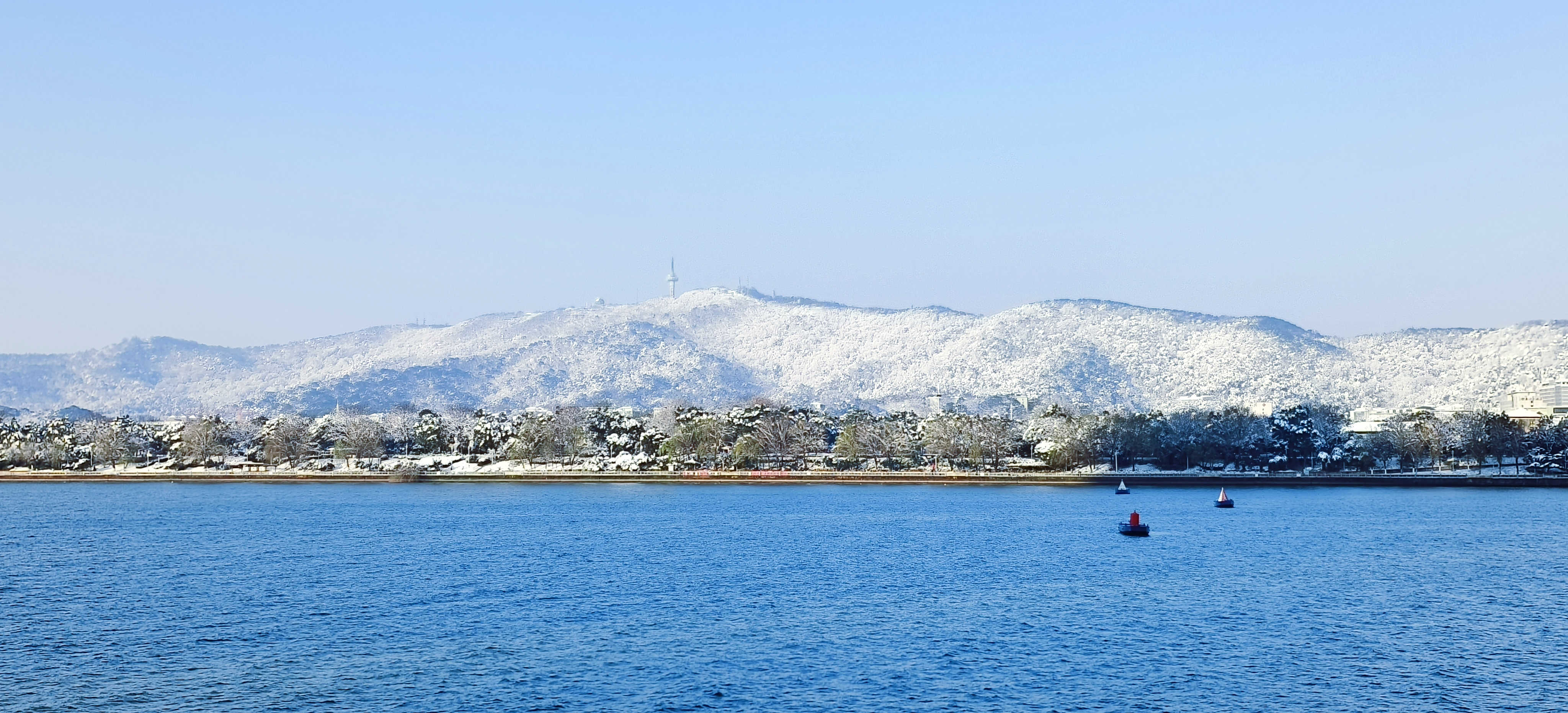 蓝色湖泊与雪山相映成趣的美景壁纸