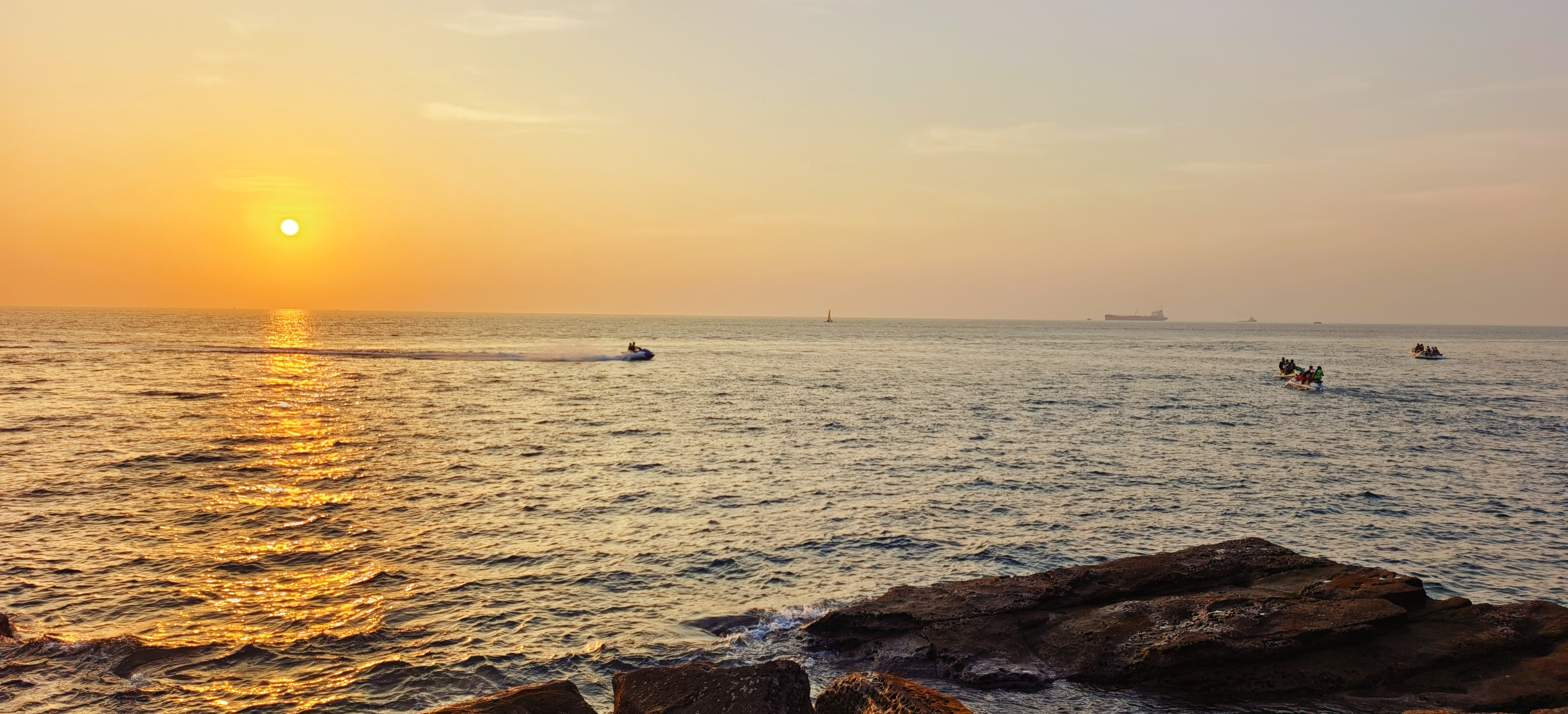 金色夕阳下的辽阔海洋风景壁纸