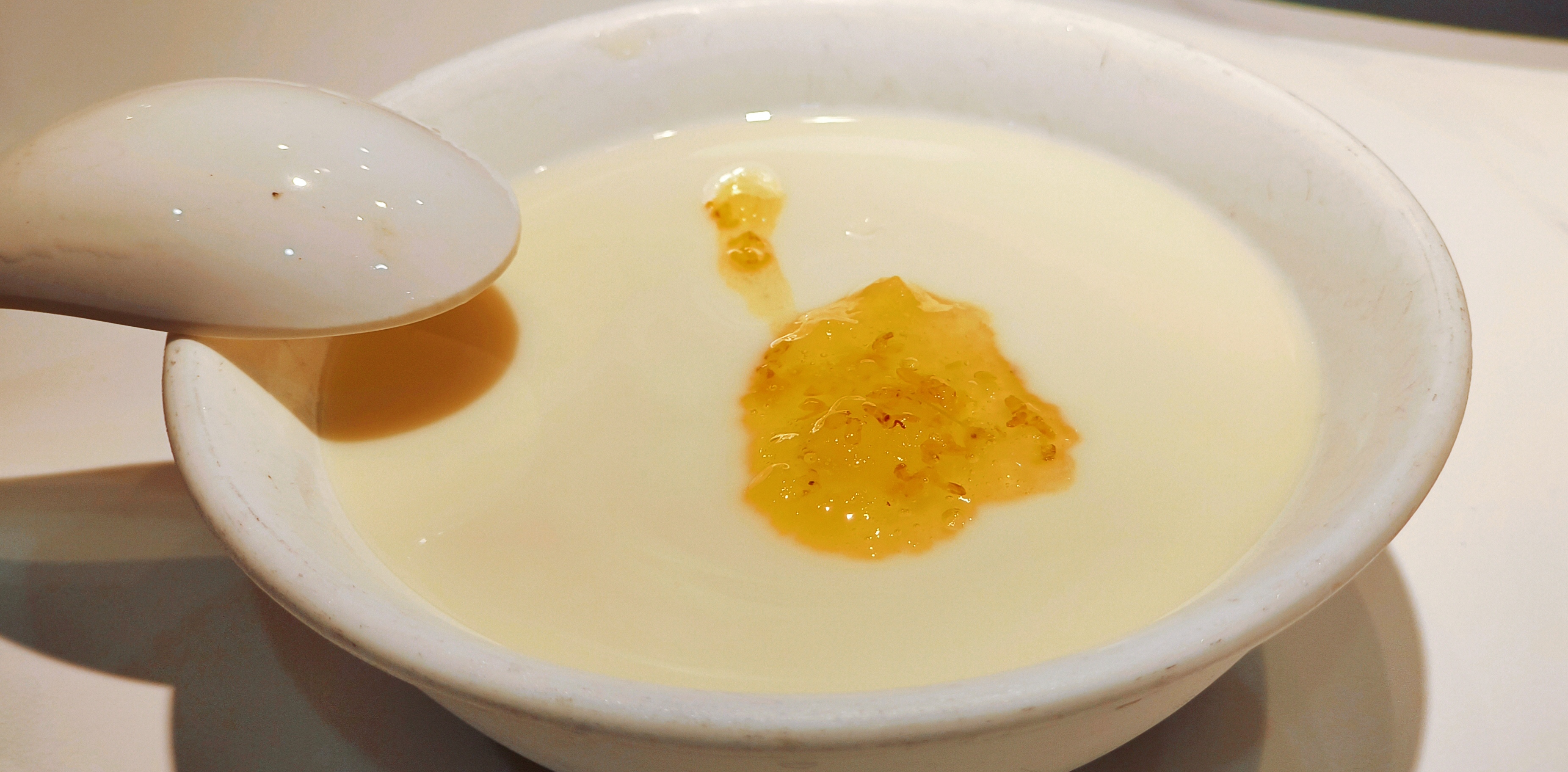 美味糕点呈现赏心悦目的特色甜品