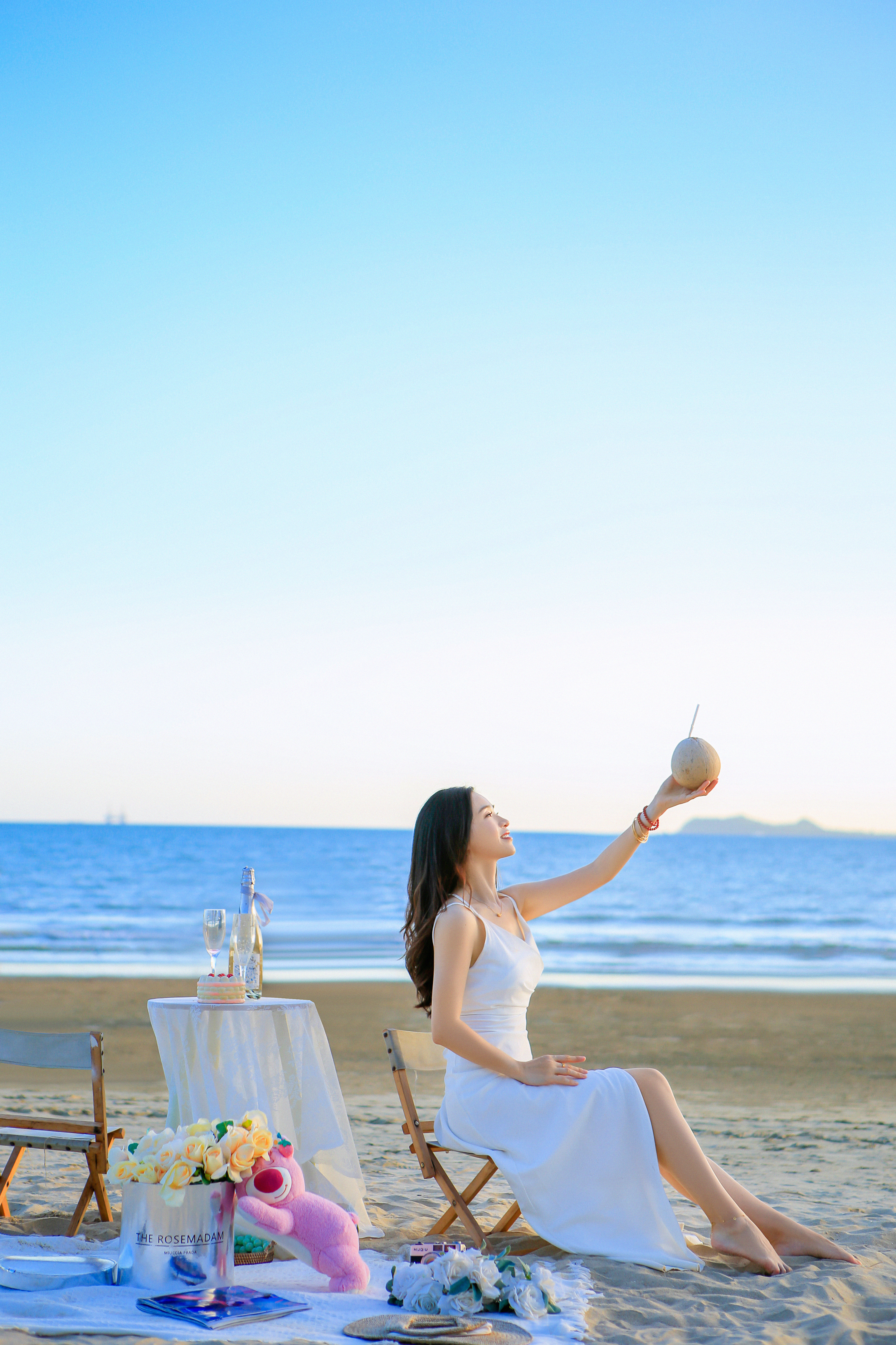 白衣女子海边惬意度假 浪漫风情