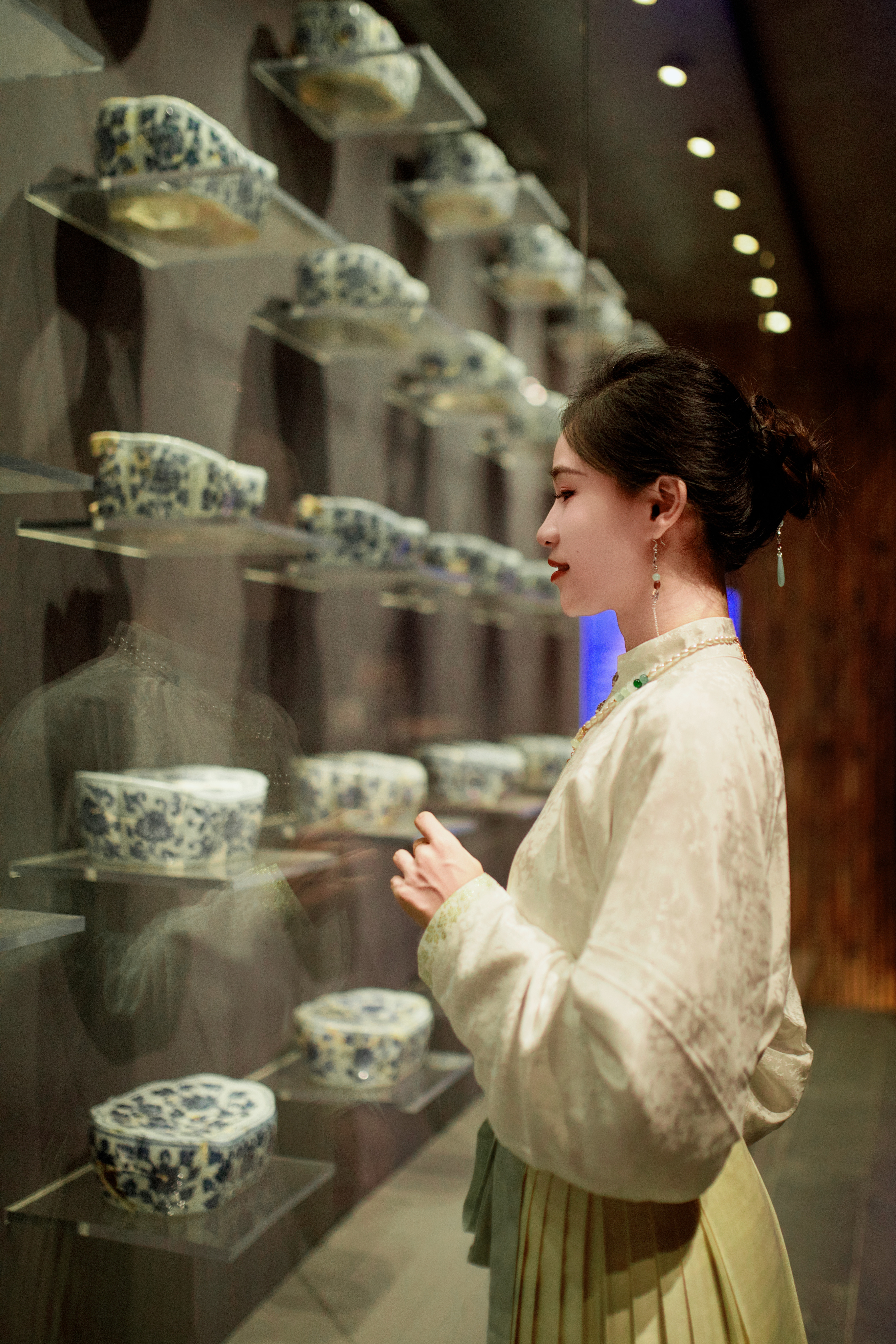 古装女子欣赏精美文物古典韵味