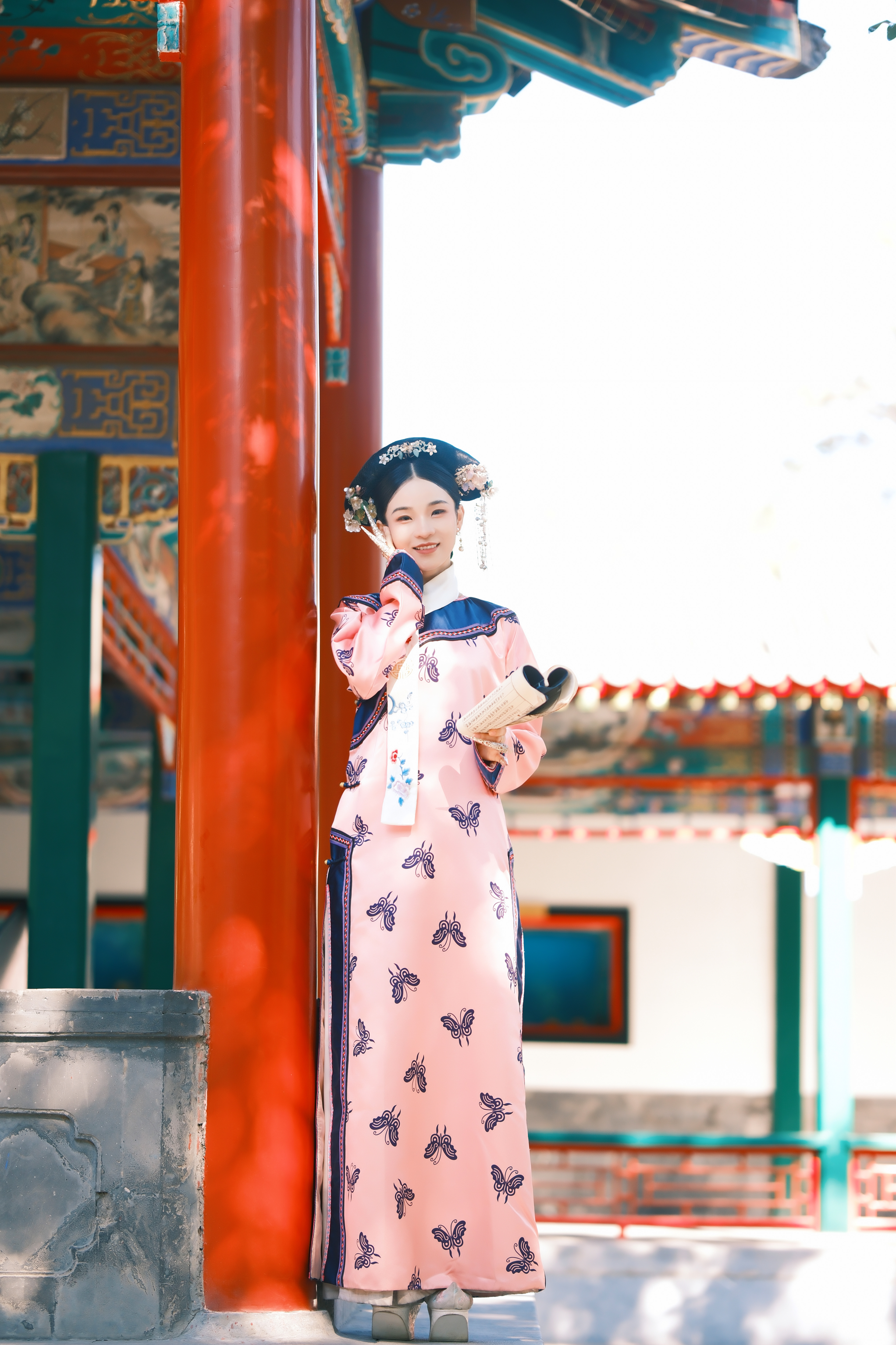 身着蝴蝶纹古装的女子优雅中国风