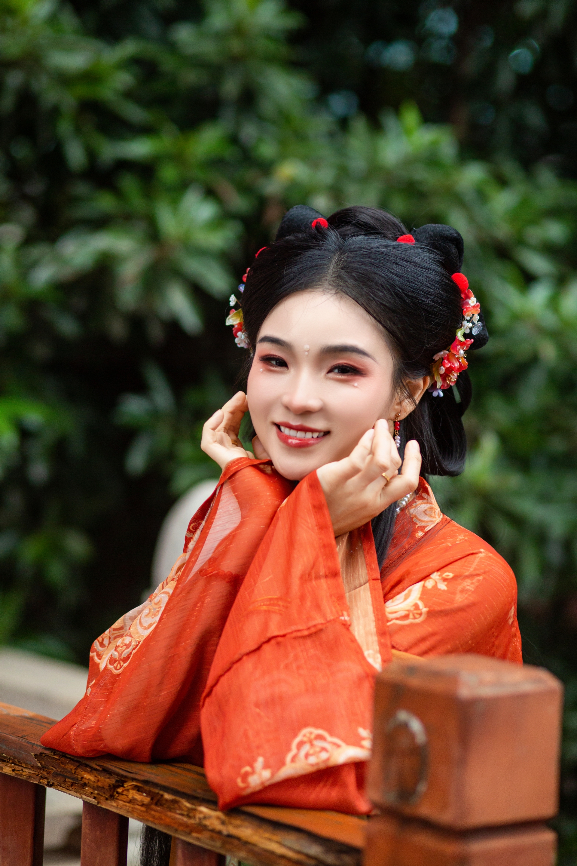 身着传统汉服的古装女子东方韵味
