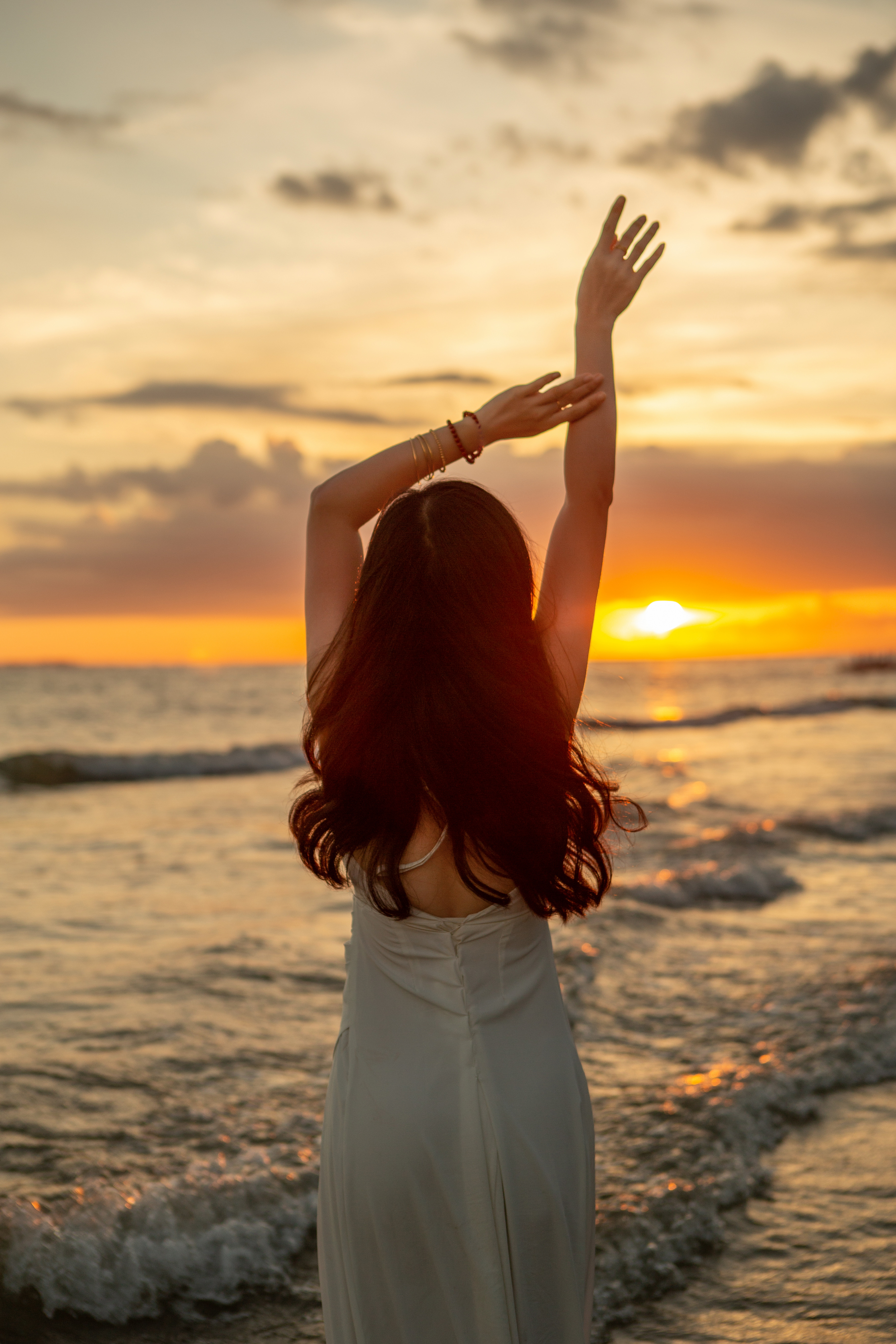 海边女子优雅身姿唯美时尚夕阳大片