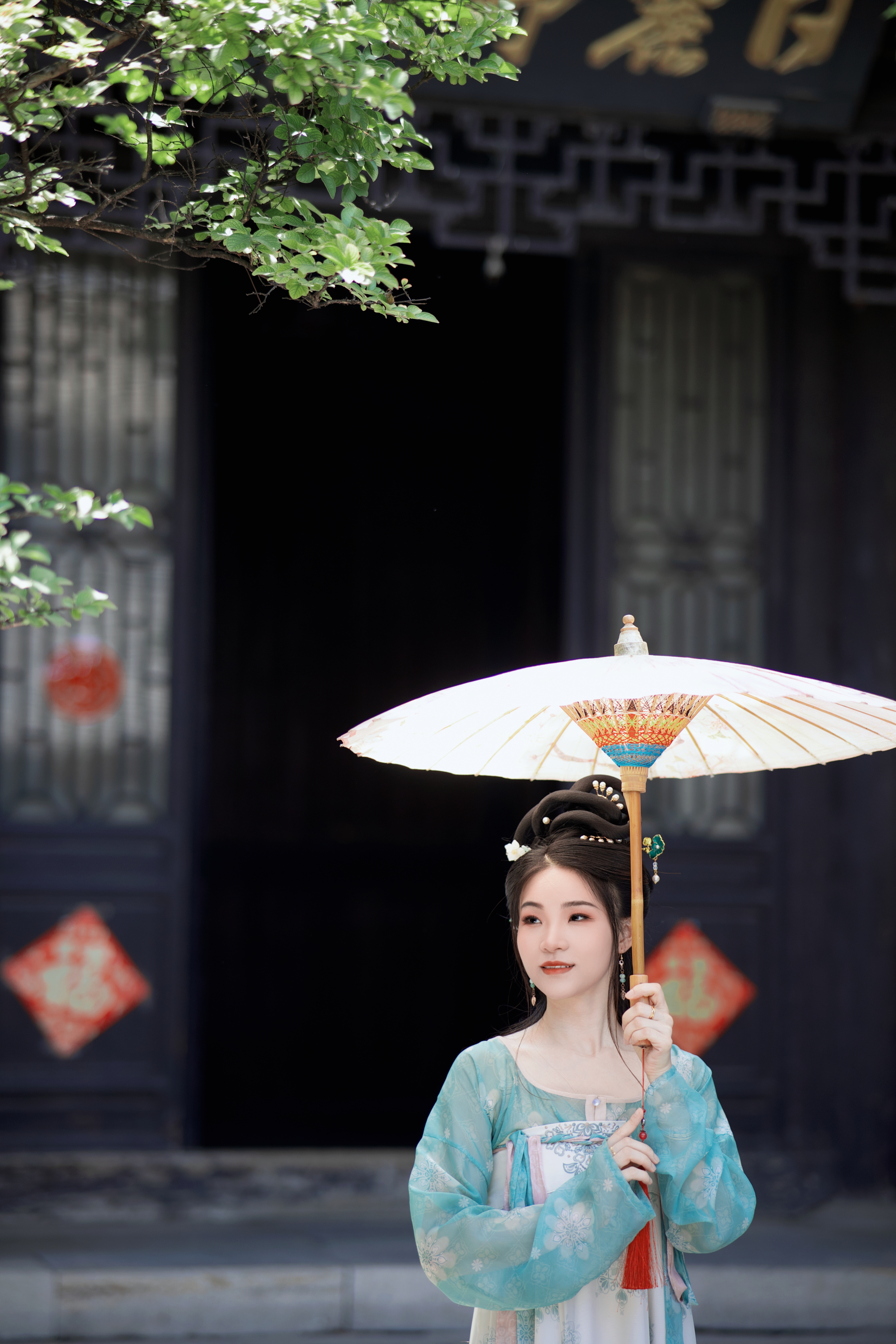古装女子手持纸伞优雅中国风韵味