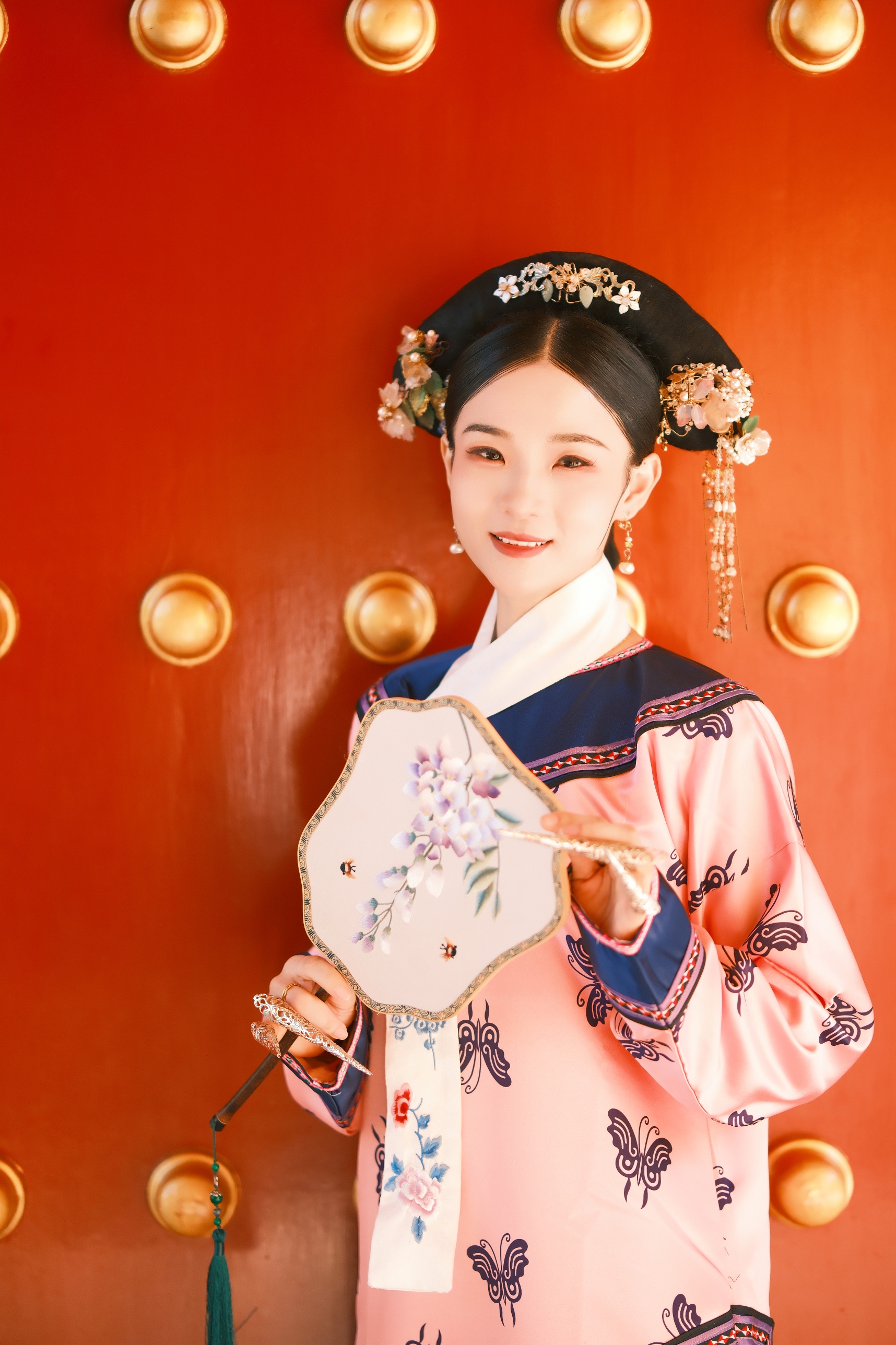 古装人物手持花扇中国风传统韵味