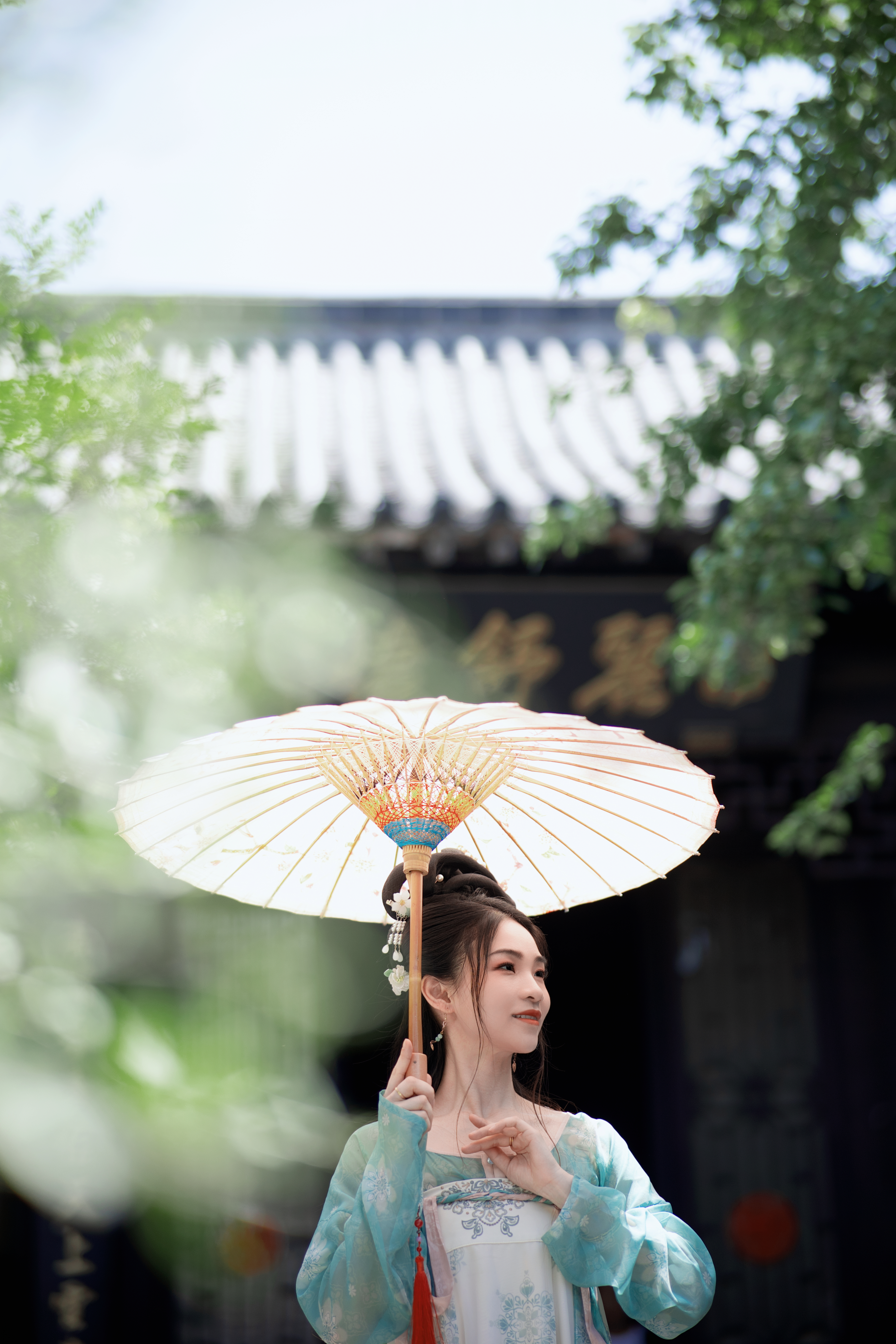 古装女子手持纸伞古典优雅气质