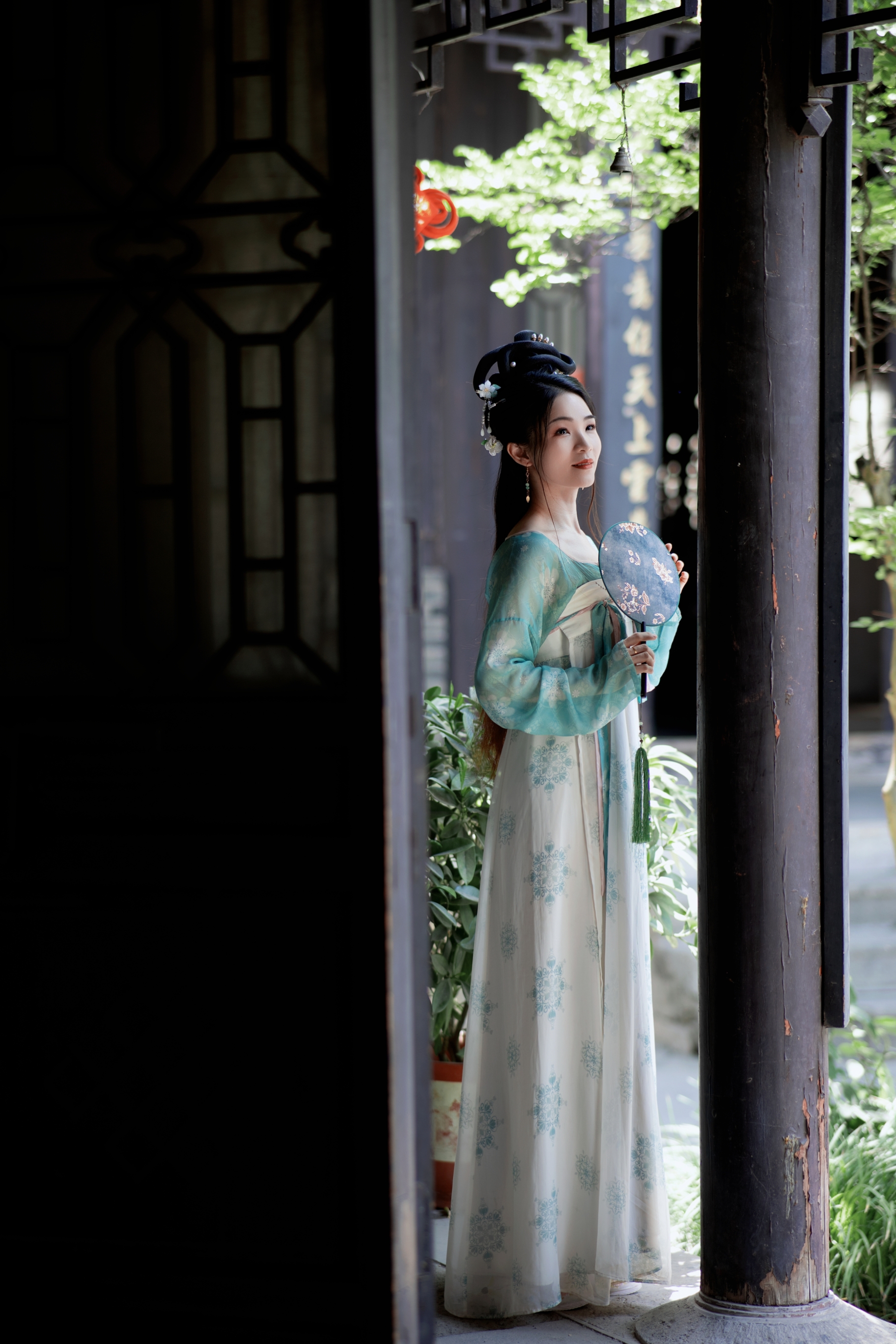 古装女子持扇而立优雅中国风韵味