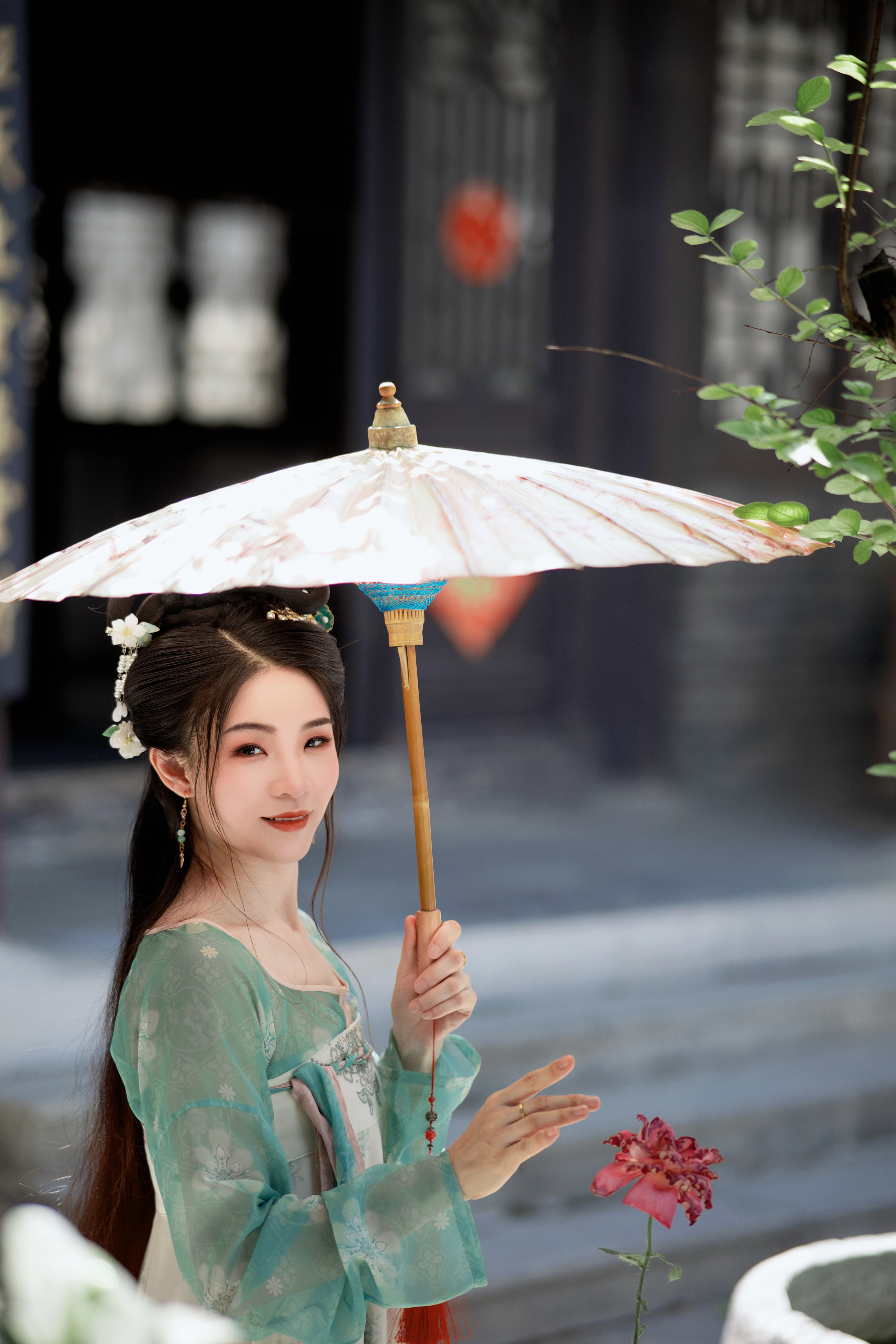 古装女子手持纸伞优雅中国风韵味