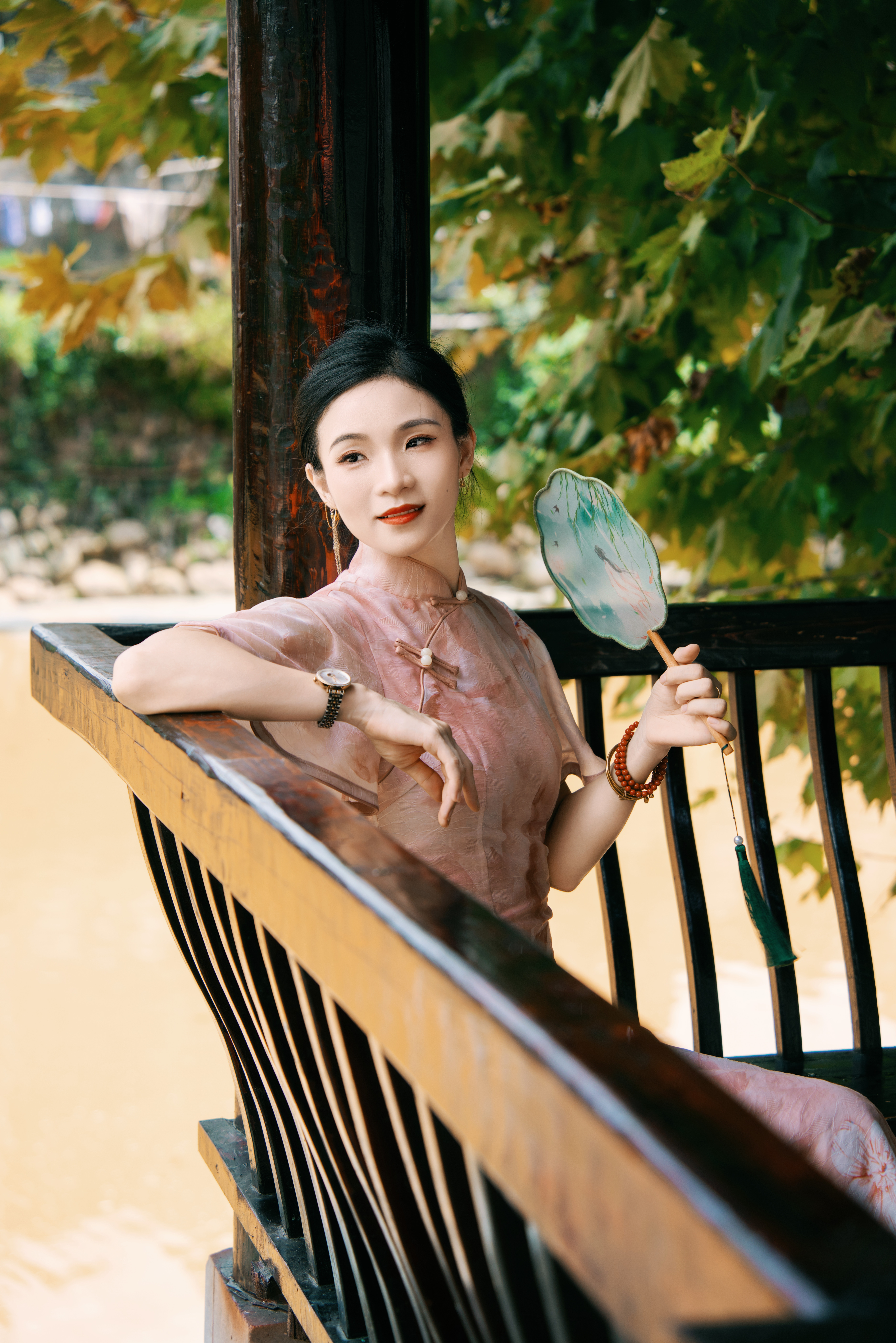 身着旗袍的古装人物手持团扇优雅