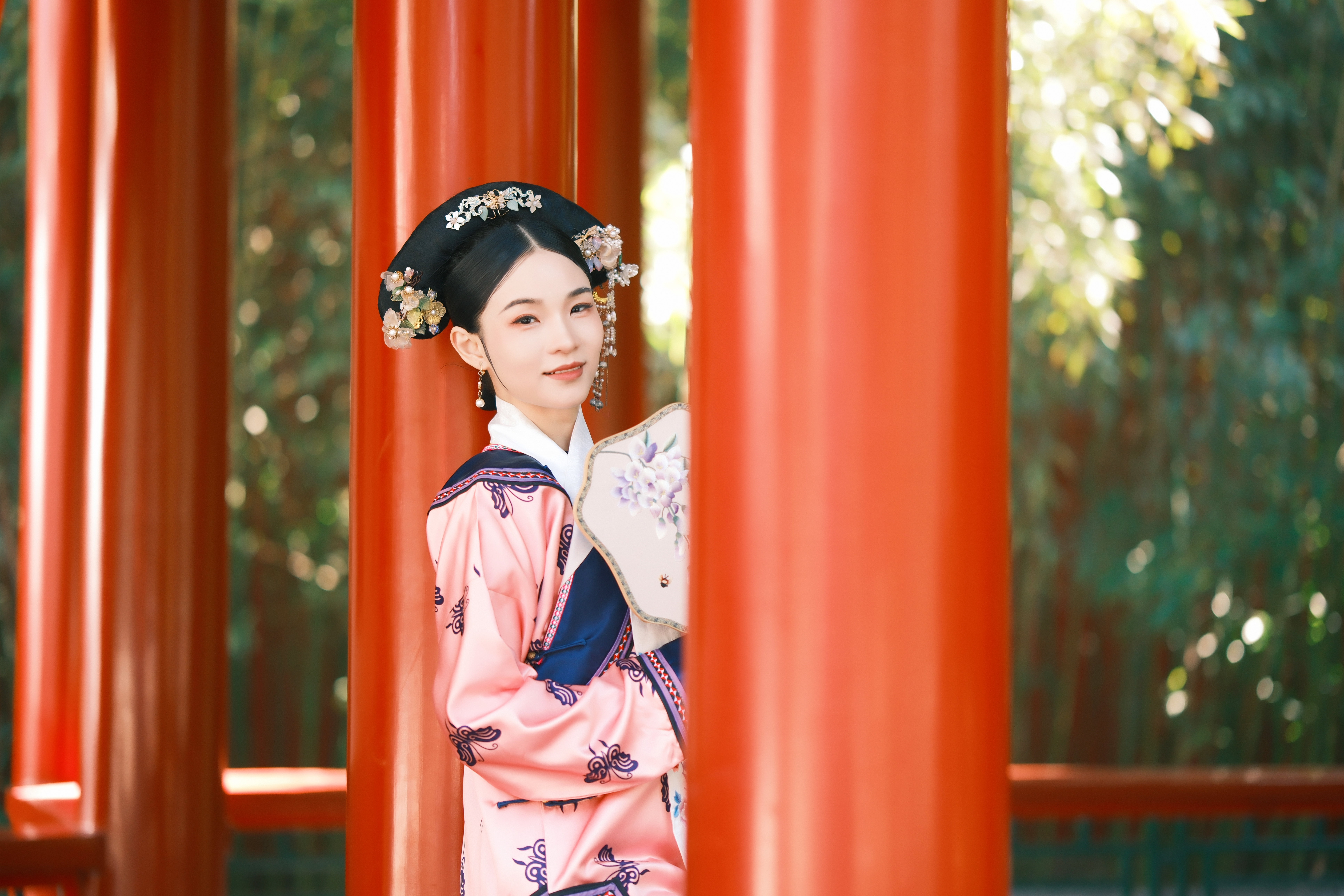 古装人物优雅倚柱中国风古典韵味