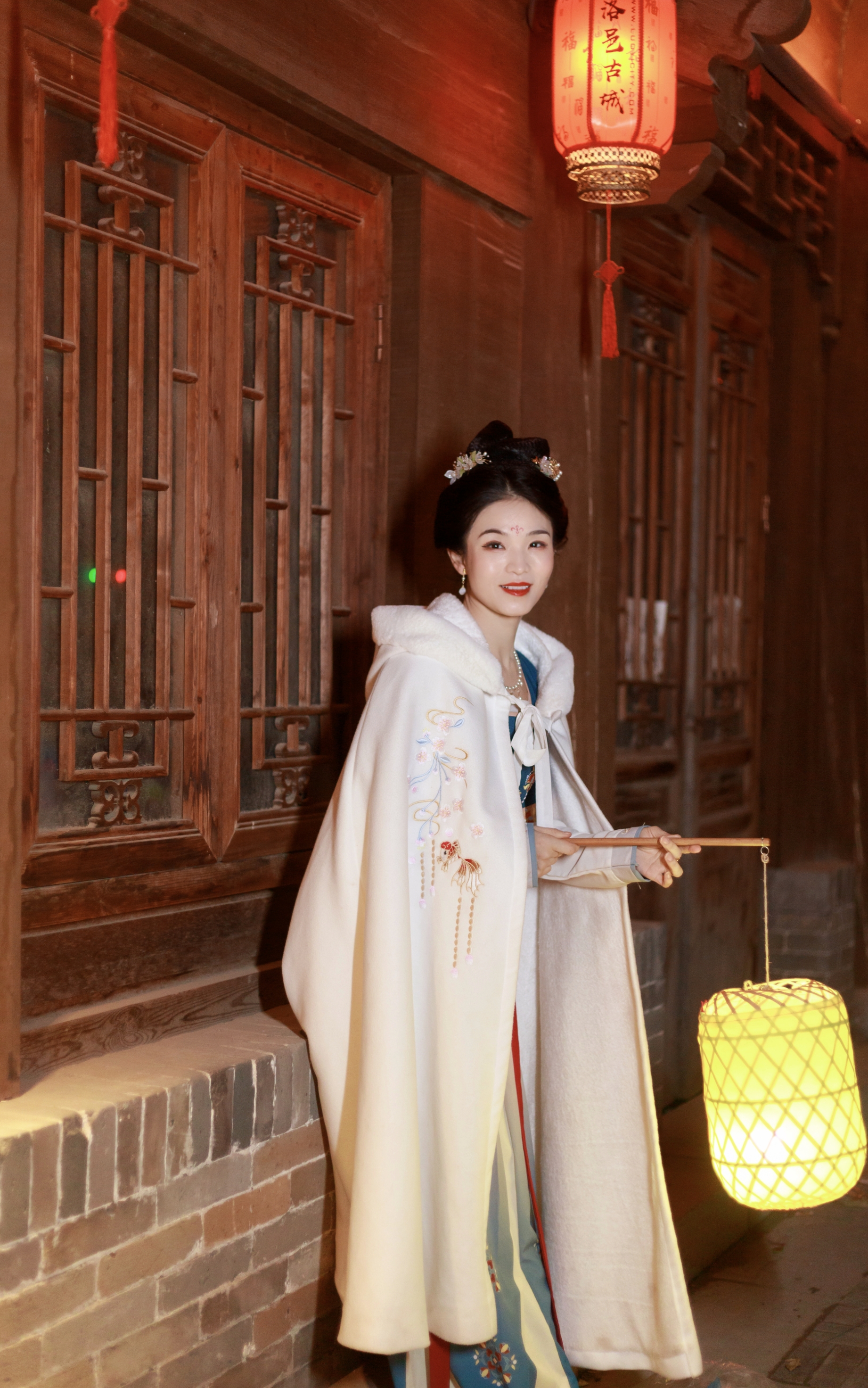 古装女子提灯而立中国风古韵之美