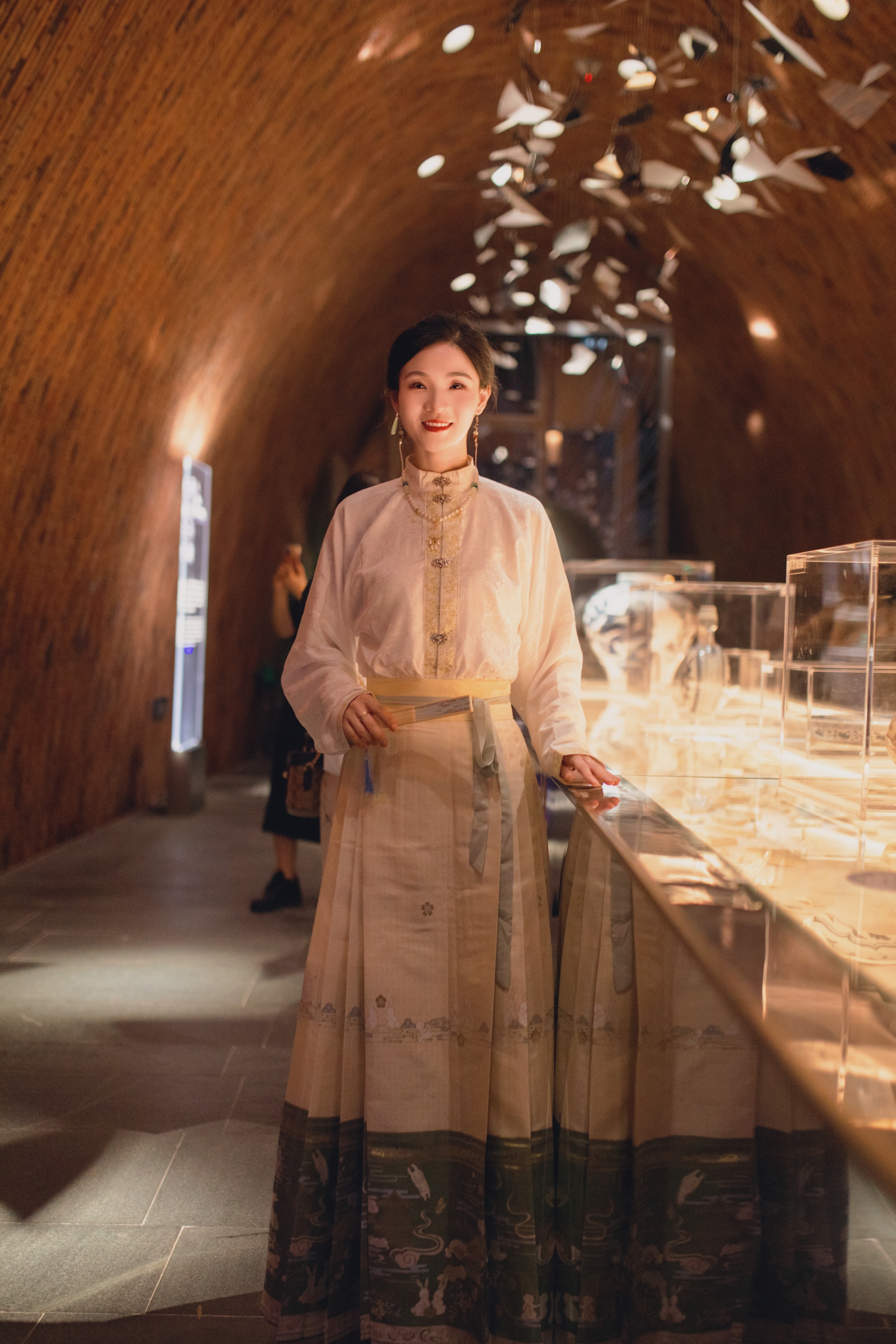 古装人物身着传统服饰现身展览优雅