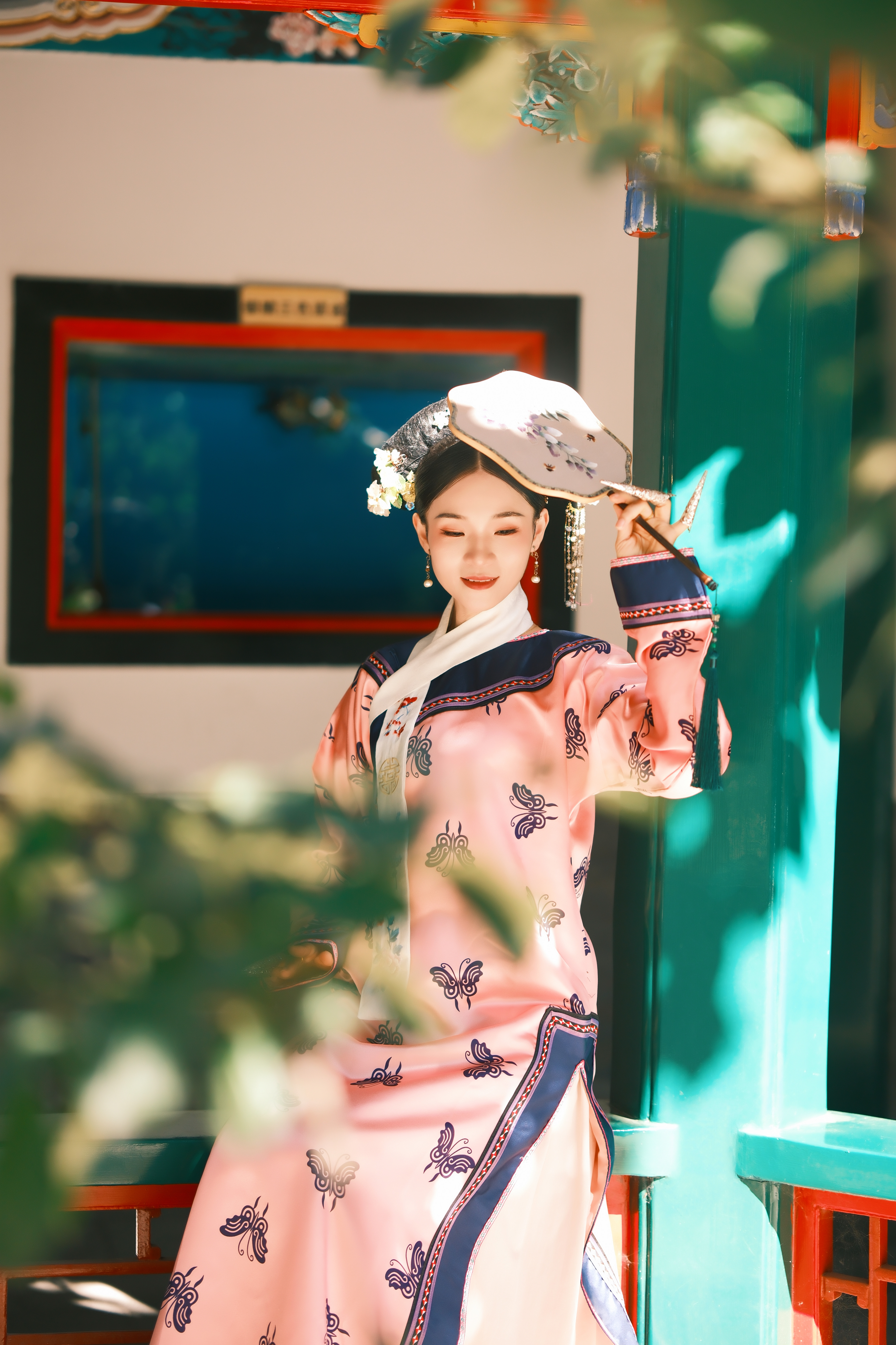 身着蝴蝶古装的优雅女子中国风之美