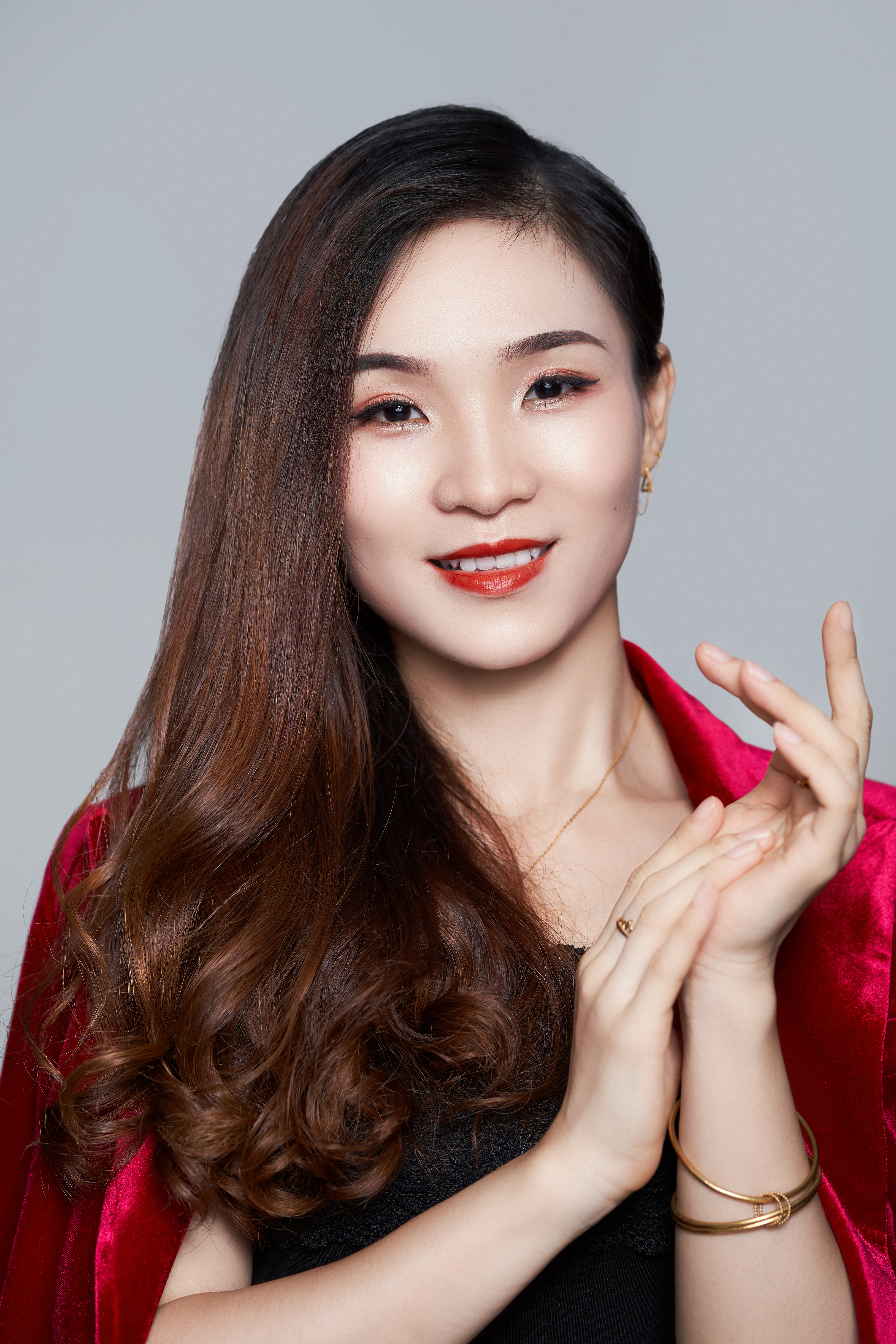 长发披肩女子优雅形象时尚魅力