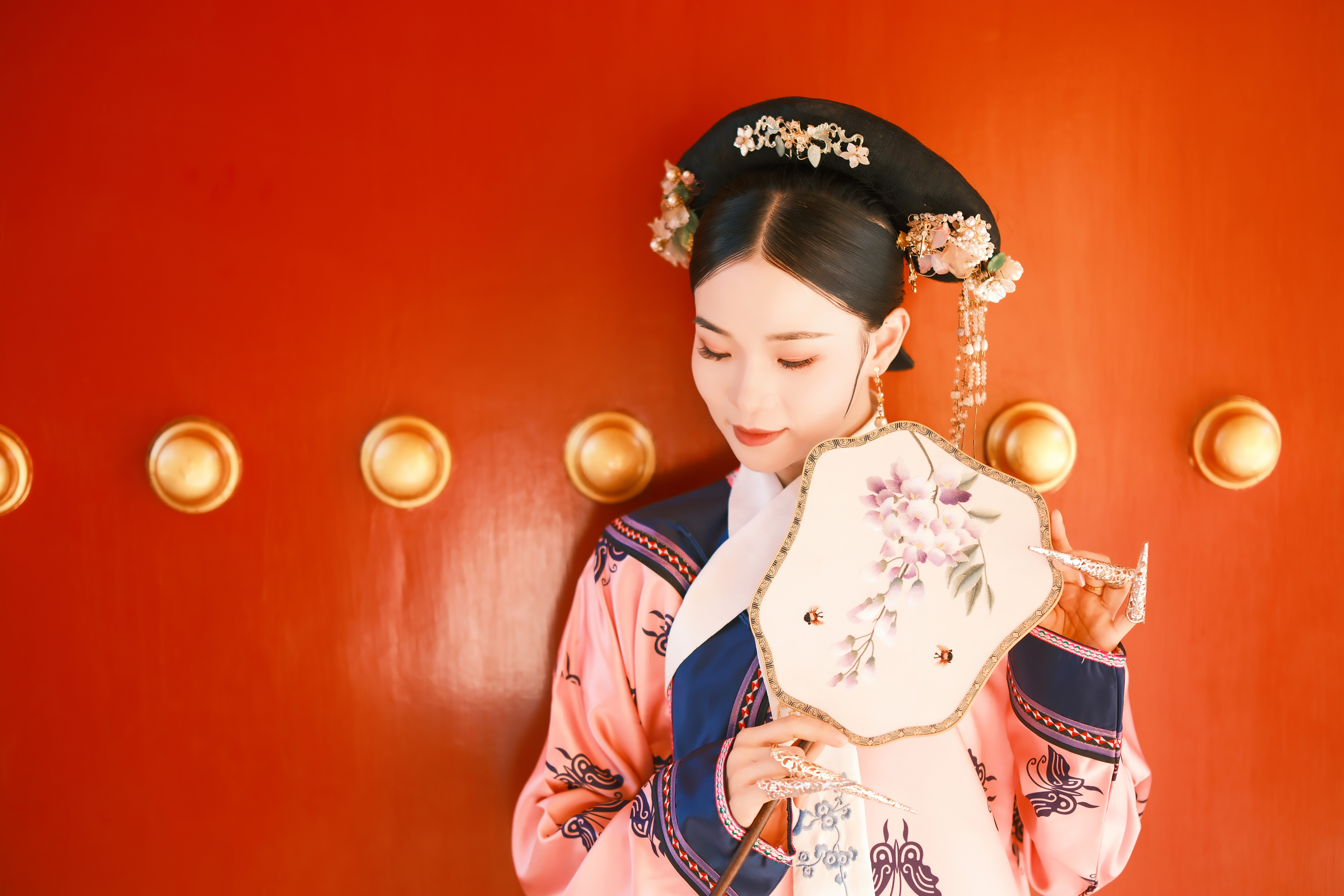古装女子手持花扇古典美