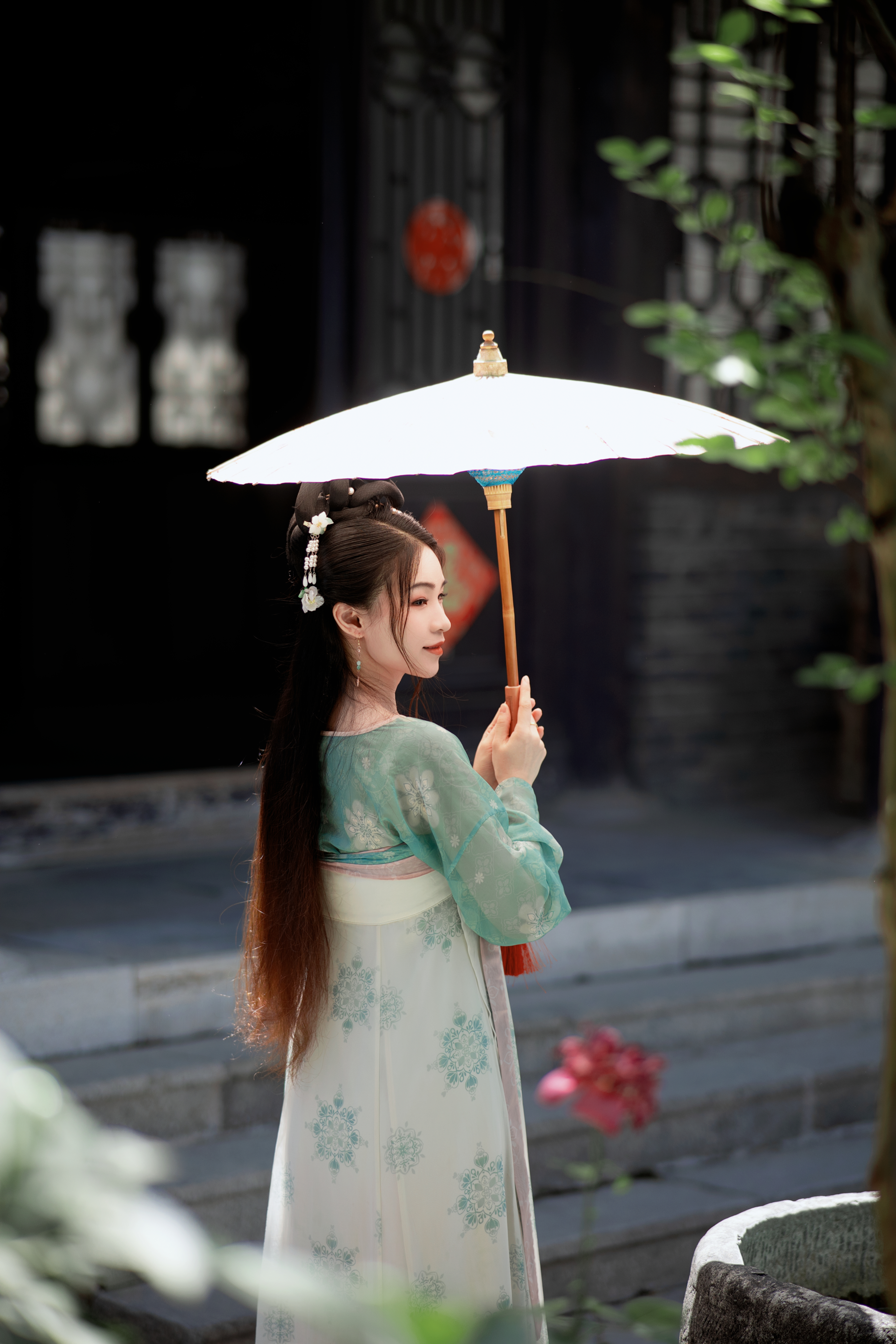 古装女子手持纸伞优雅中国风韵味