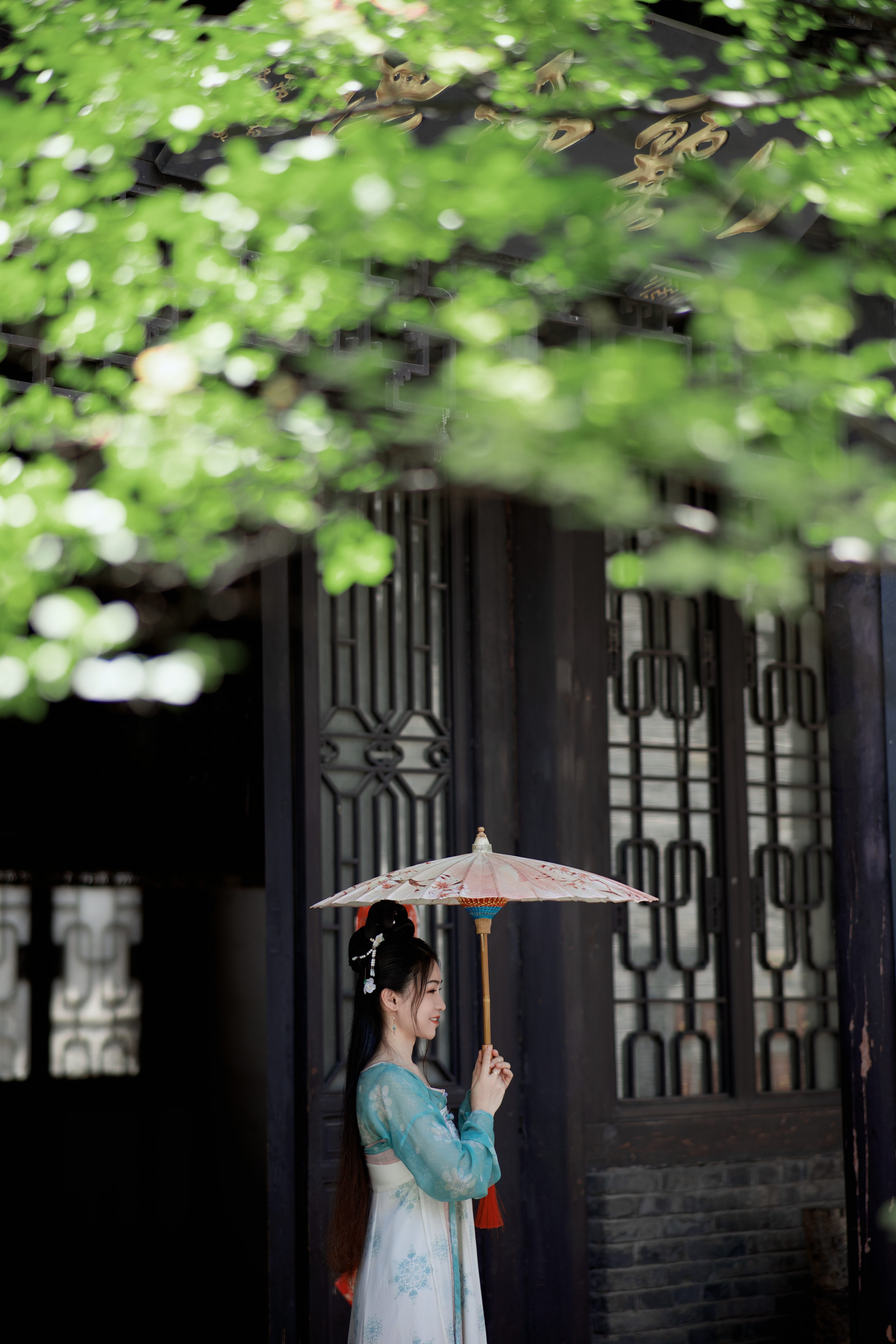 古装女子持伞而立中国风典雅之美