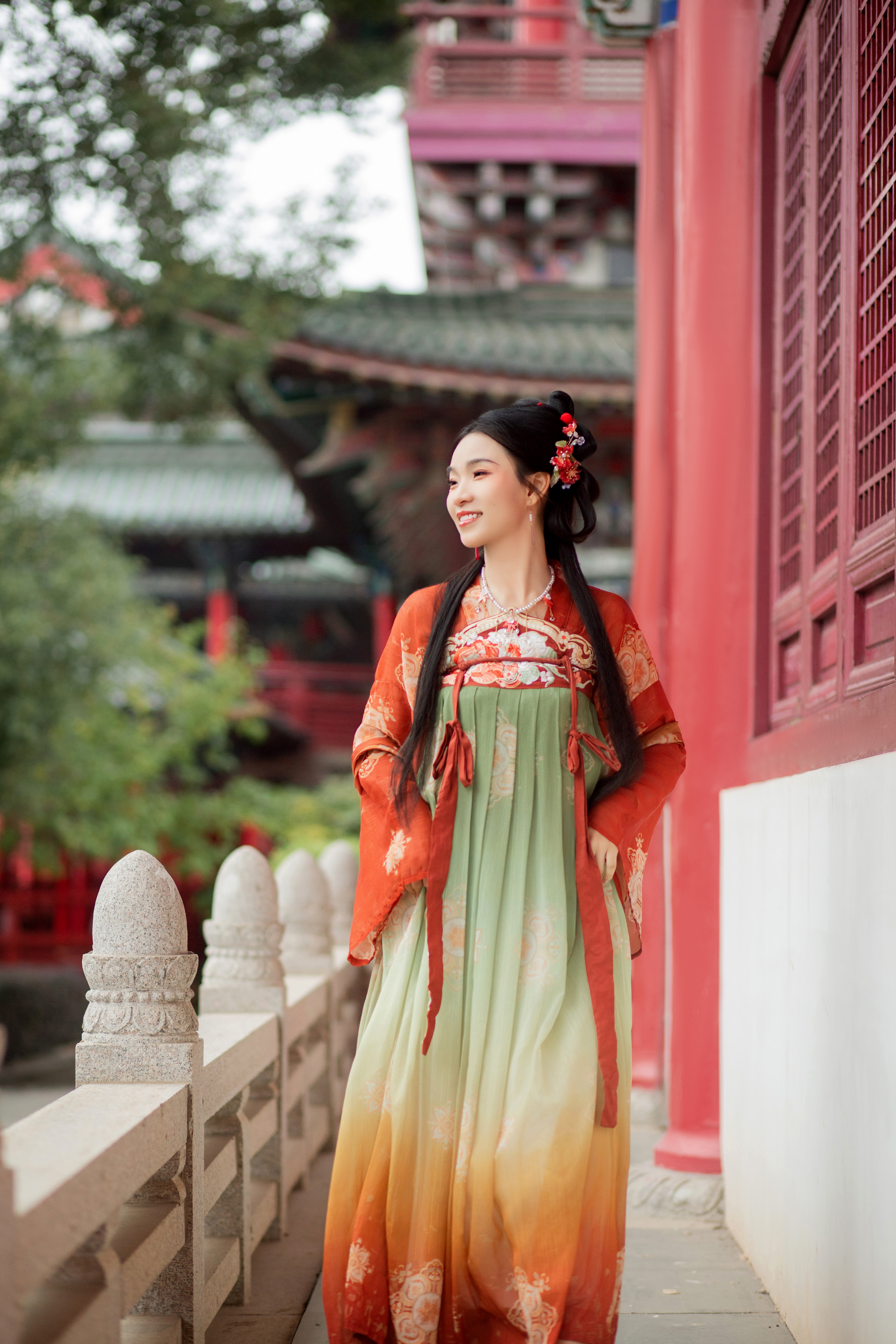 身着传统汉服的古装人物中国风韵味