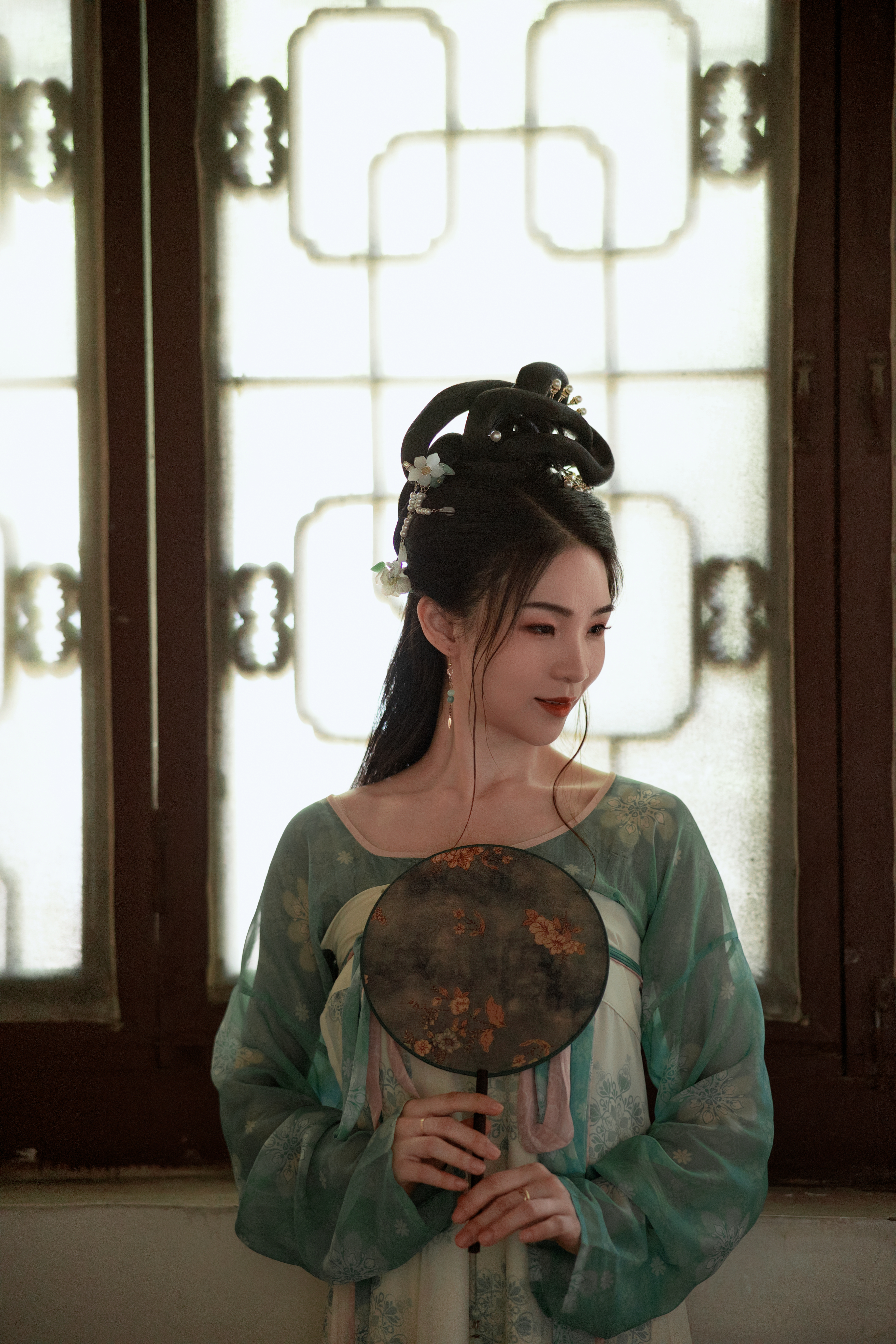 古装女子手持团扇古典优雅之美