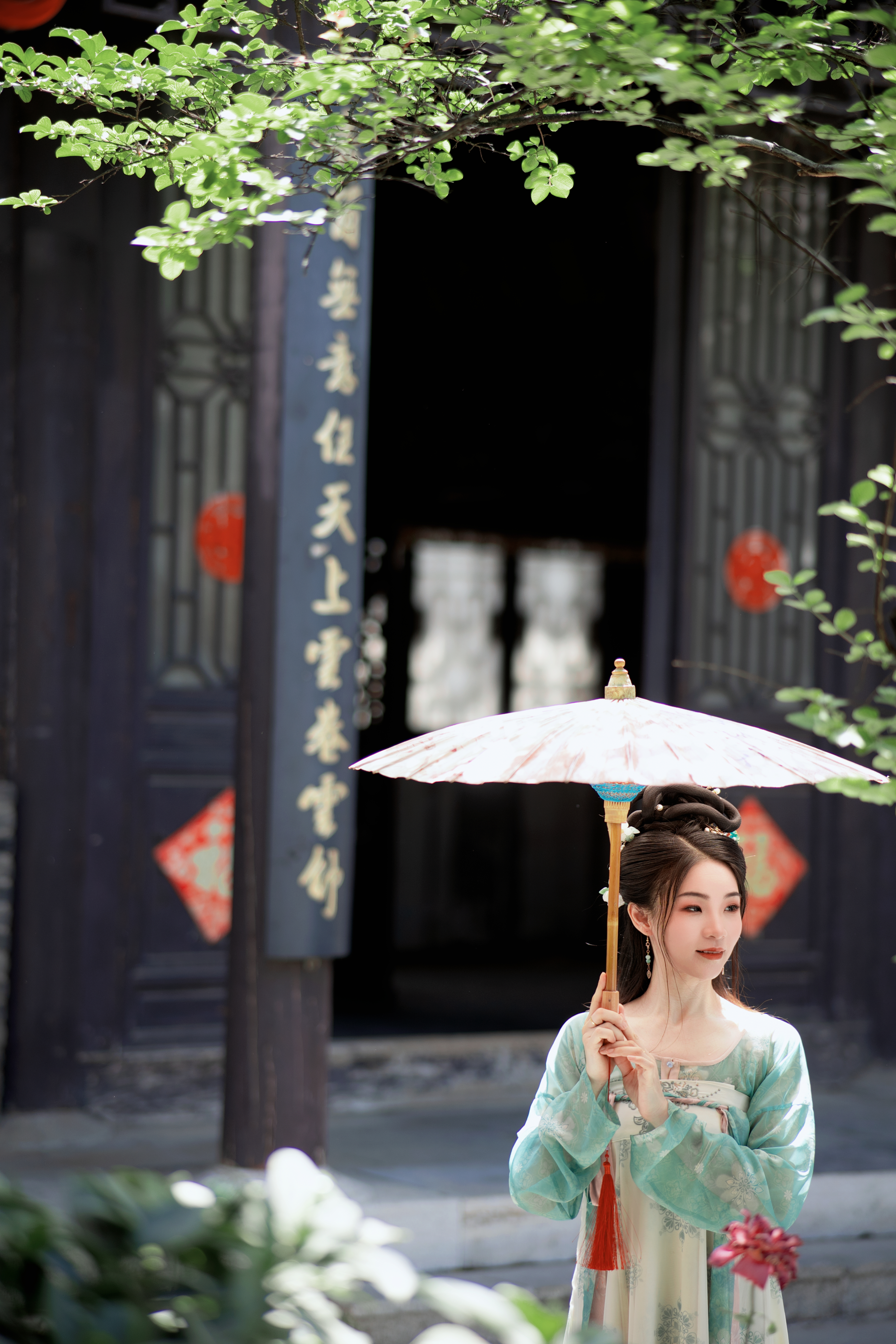 古装女子持伞立于古建筑前尽显古典美