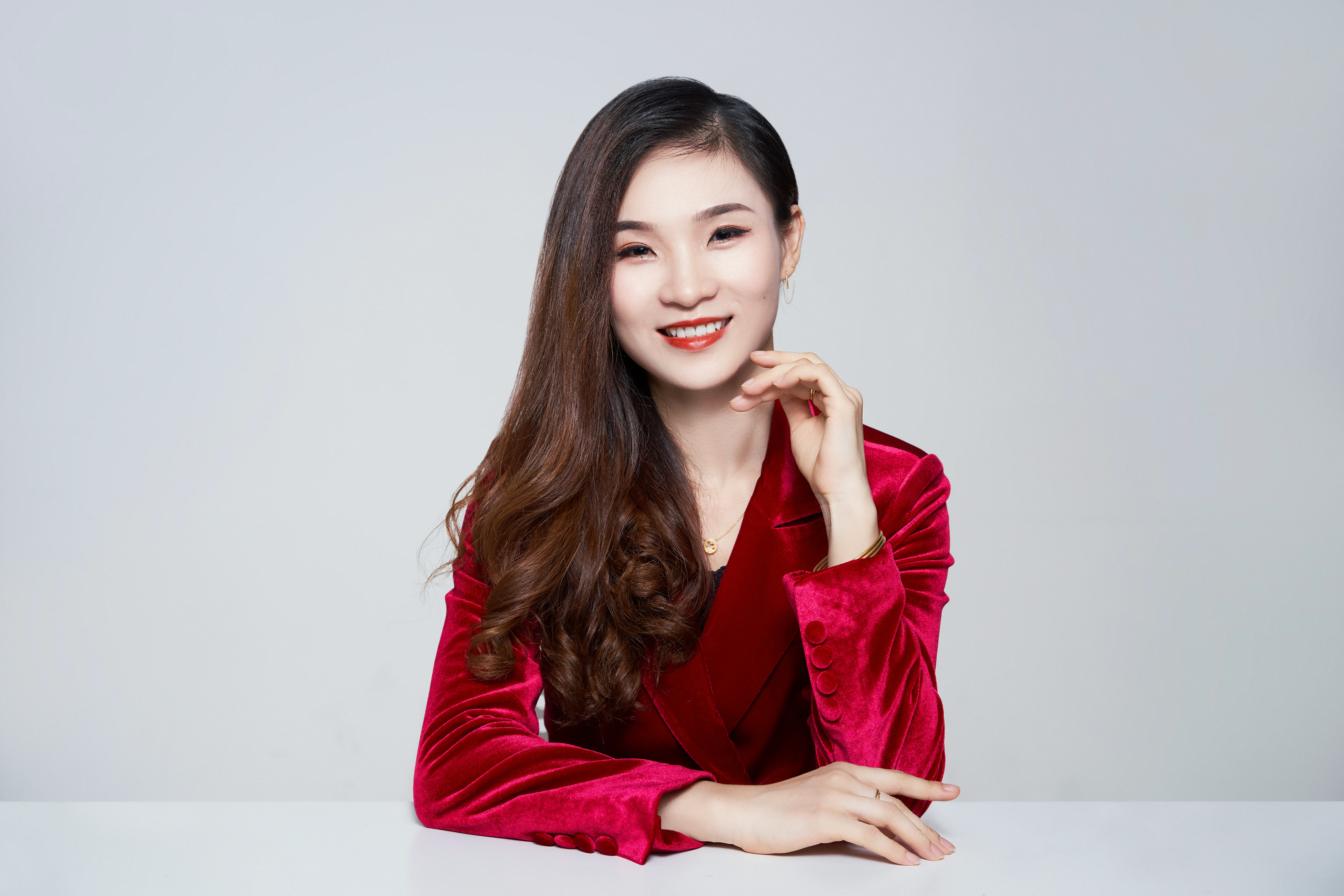 身着红色西装的魅力女性形象宣传物料