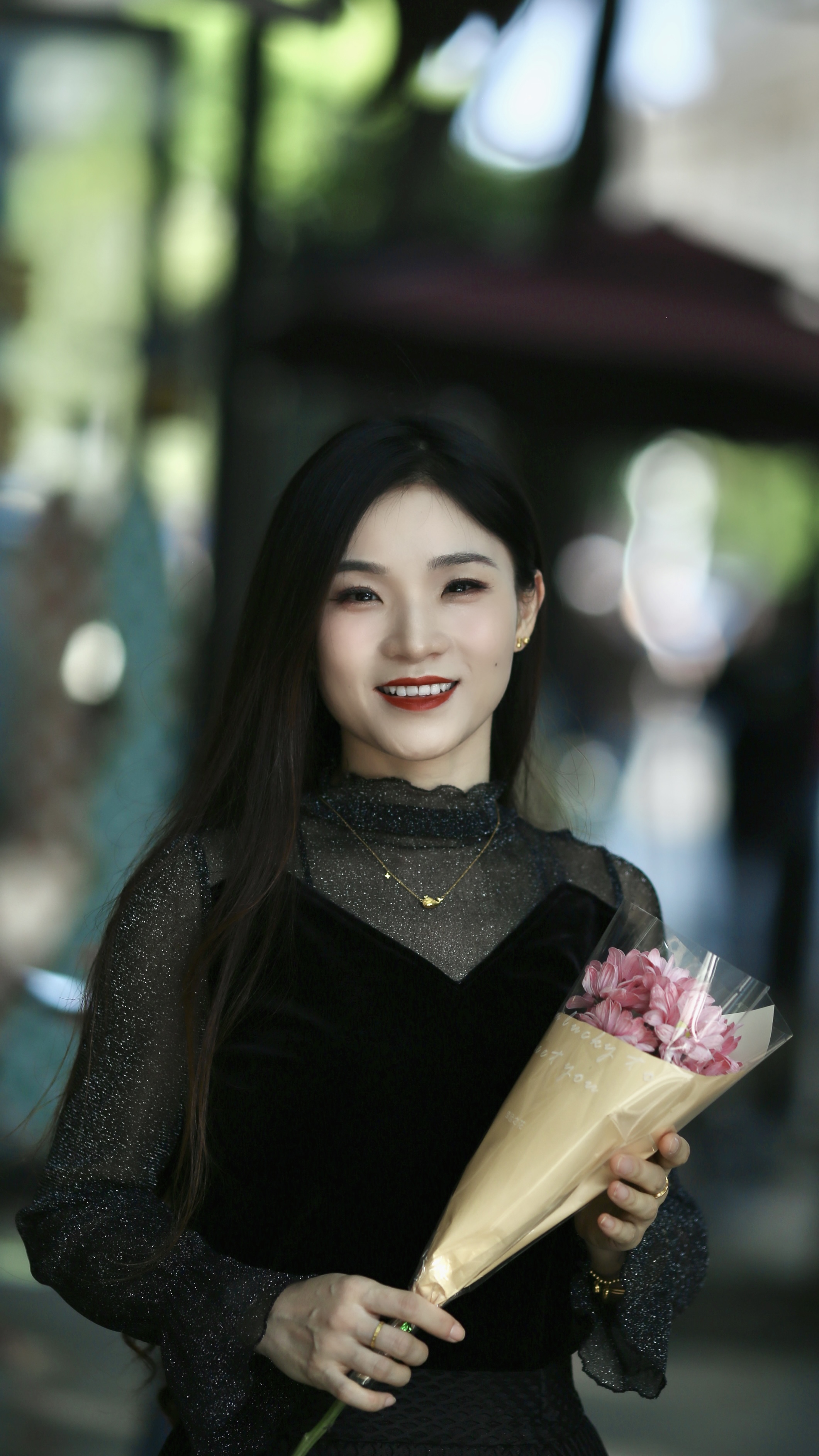 手持鲜花优雅女士时尚魅力