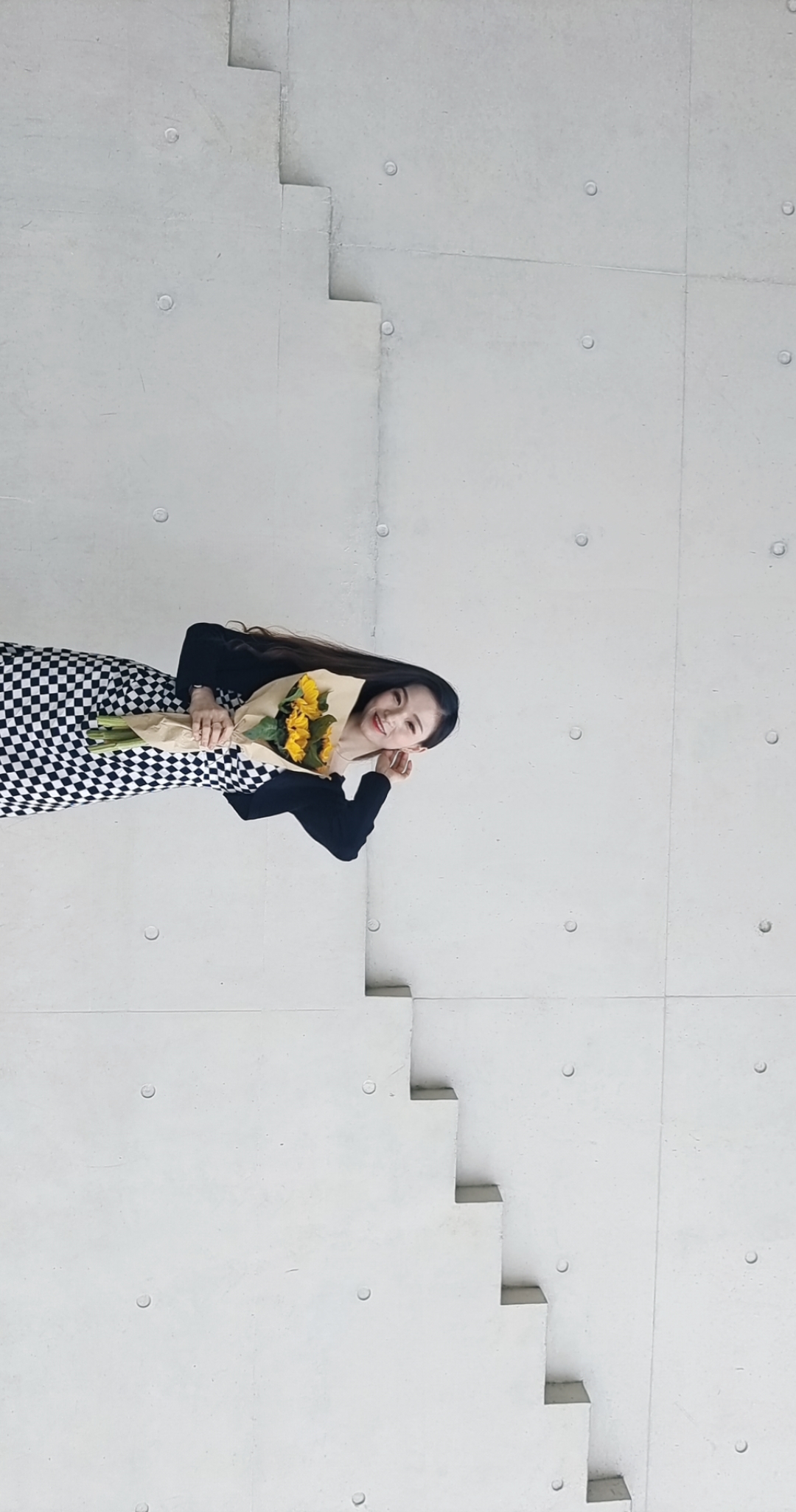 手持鲜花的女子 时尚服饰类宣传素材