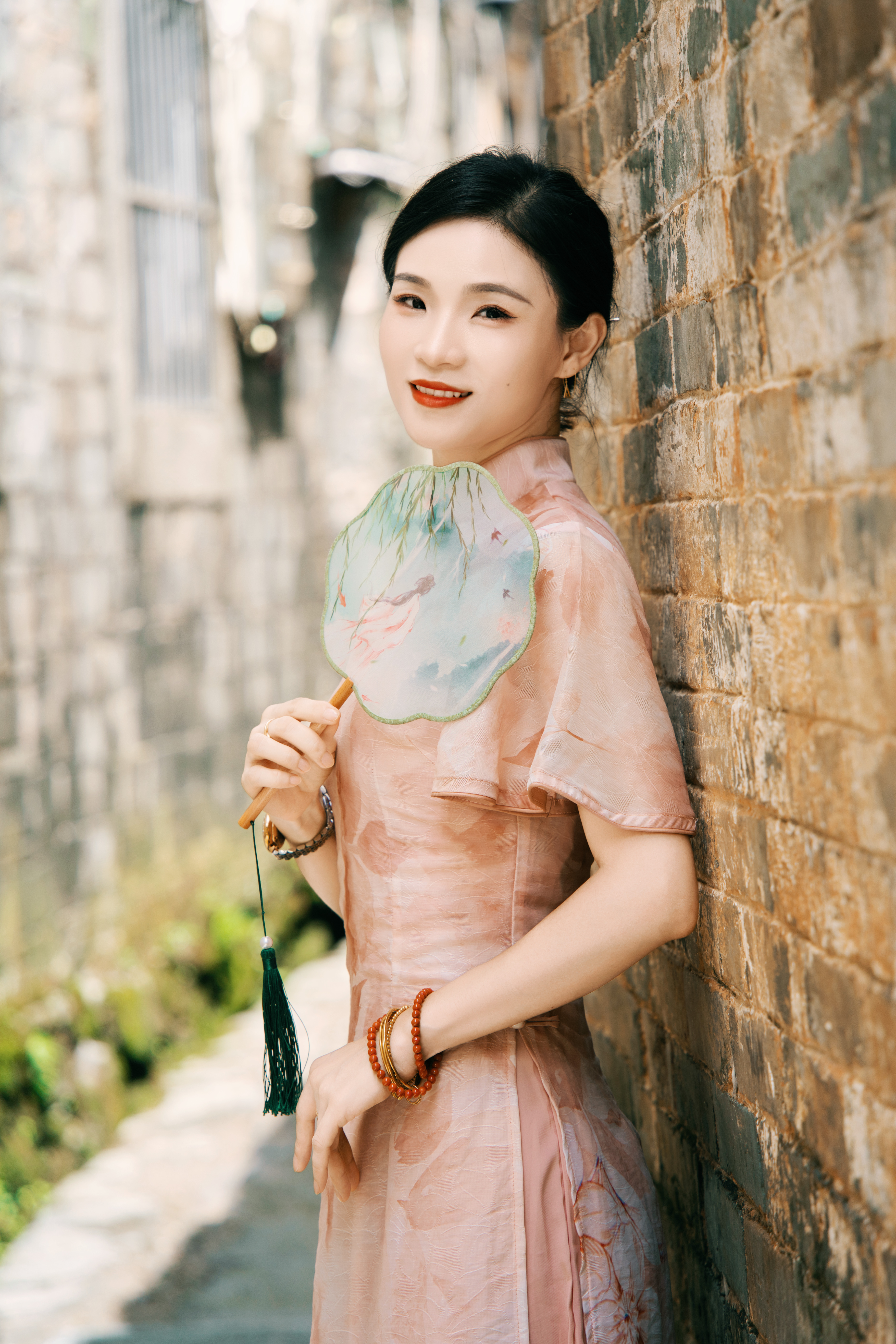 身着旗袍的古装人物优雅中国风