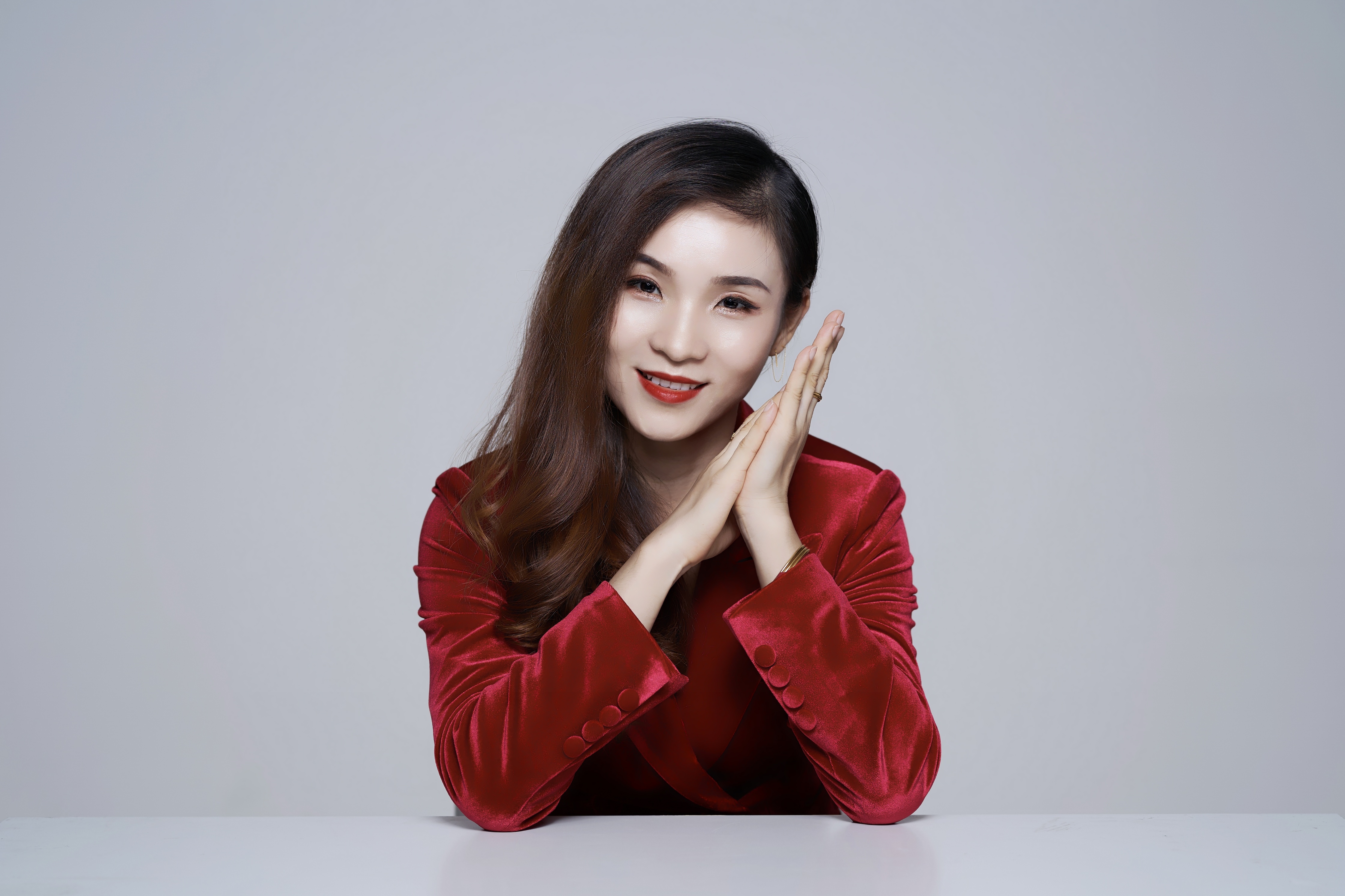 身着红色服装的优雅女士时尚魅力