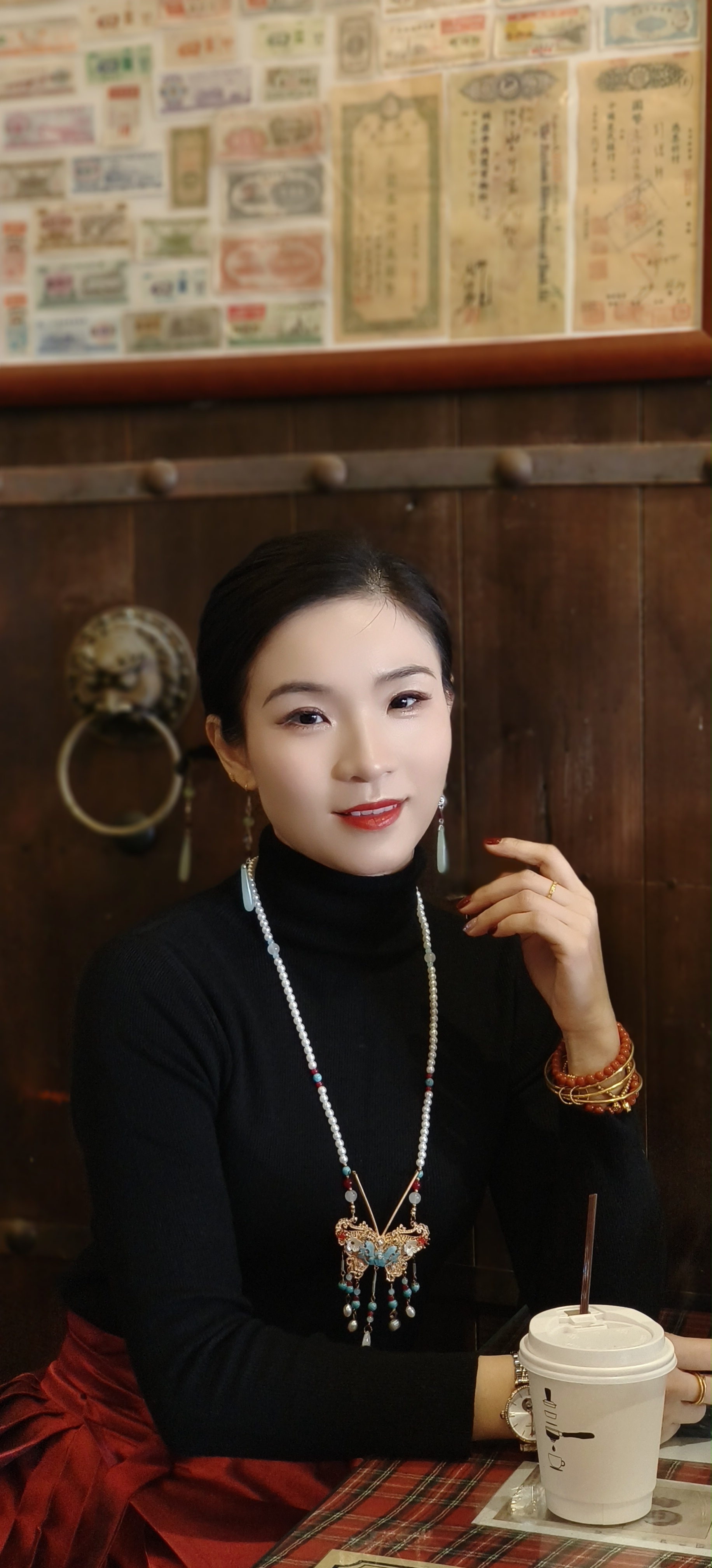 优雅女子佩戴精美项链时尚魅力