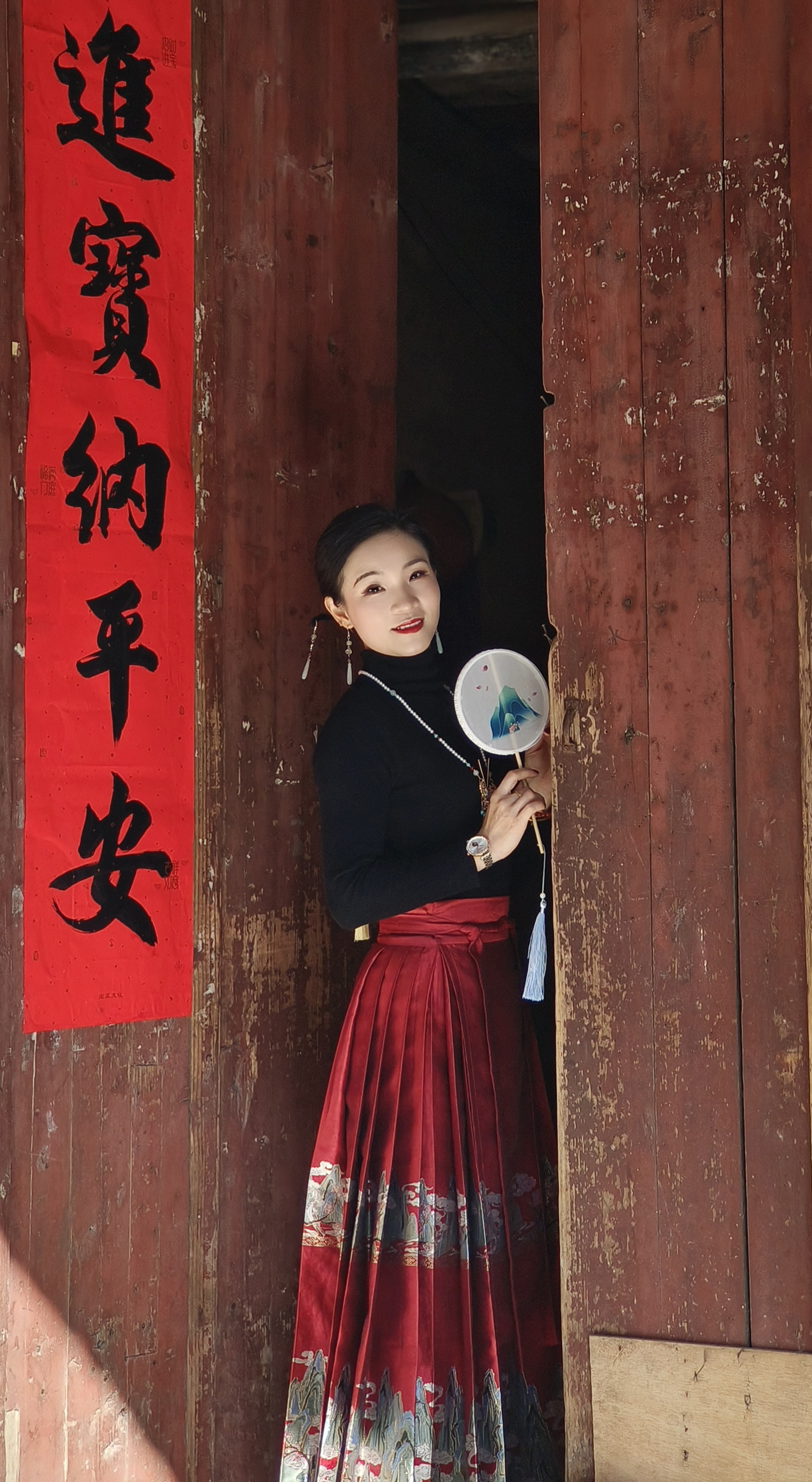 身着传统服饰的女子手持团扇古典美