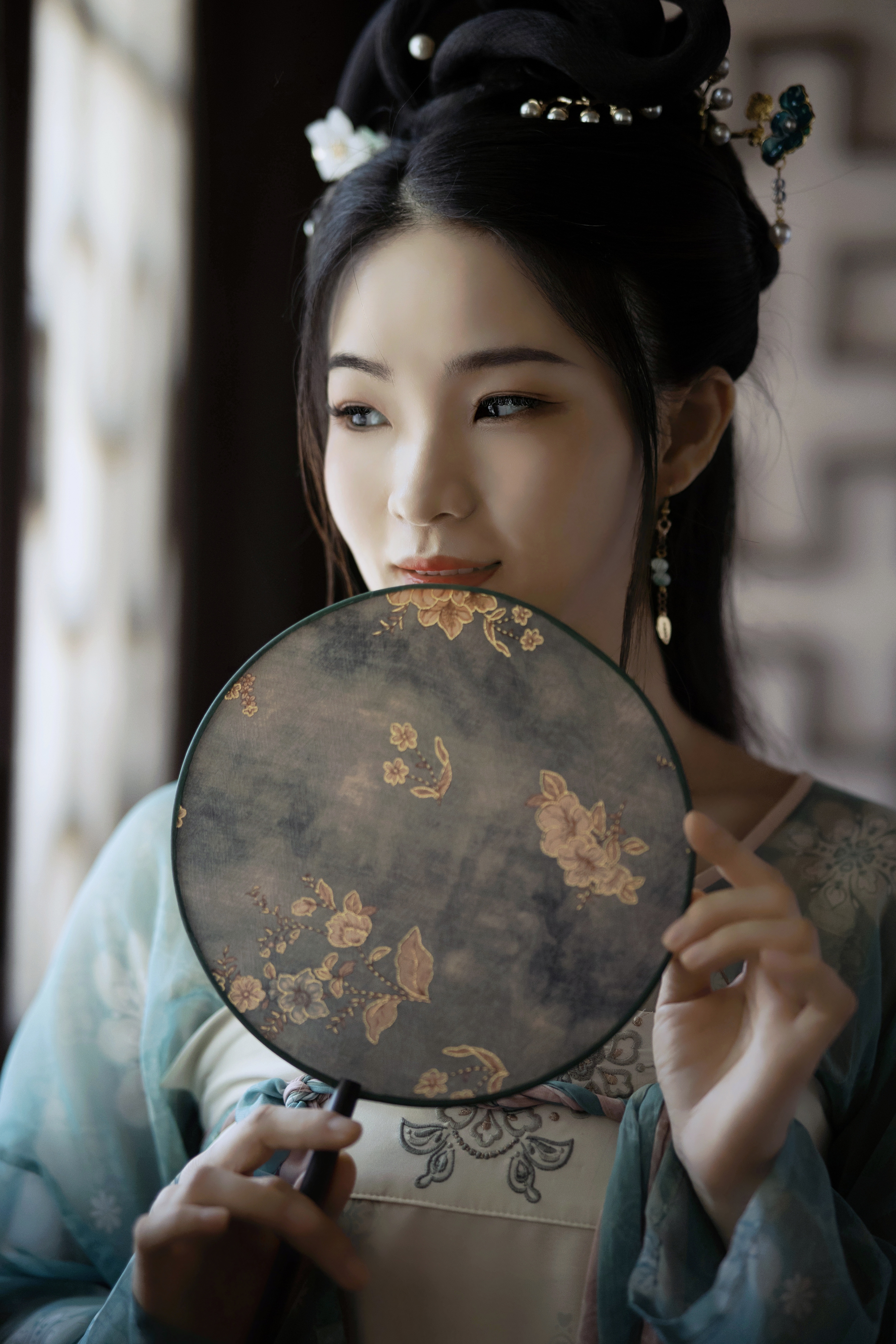 古装女子手持花扇中国风优雅韵味