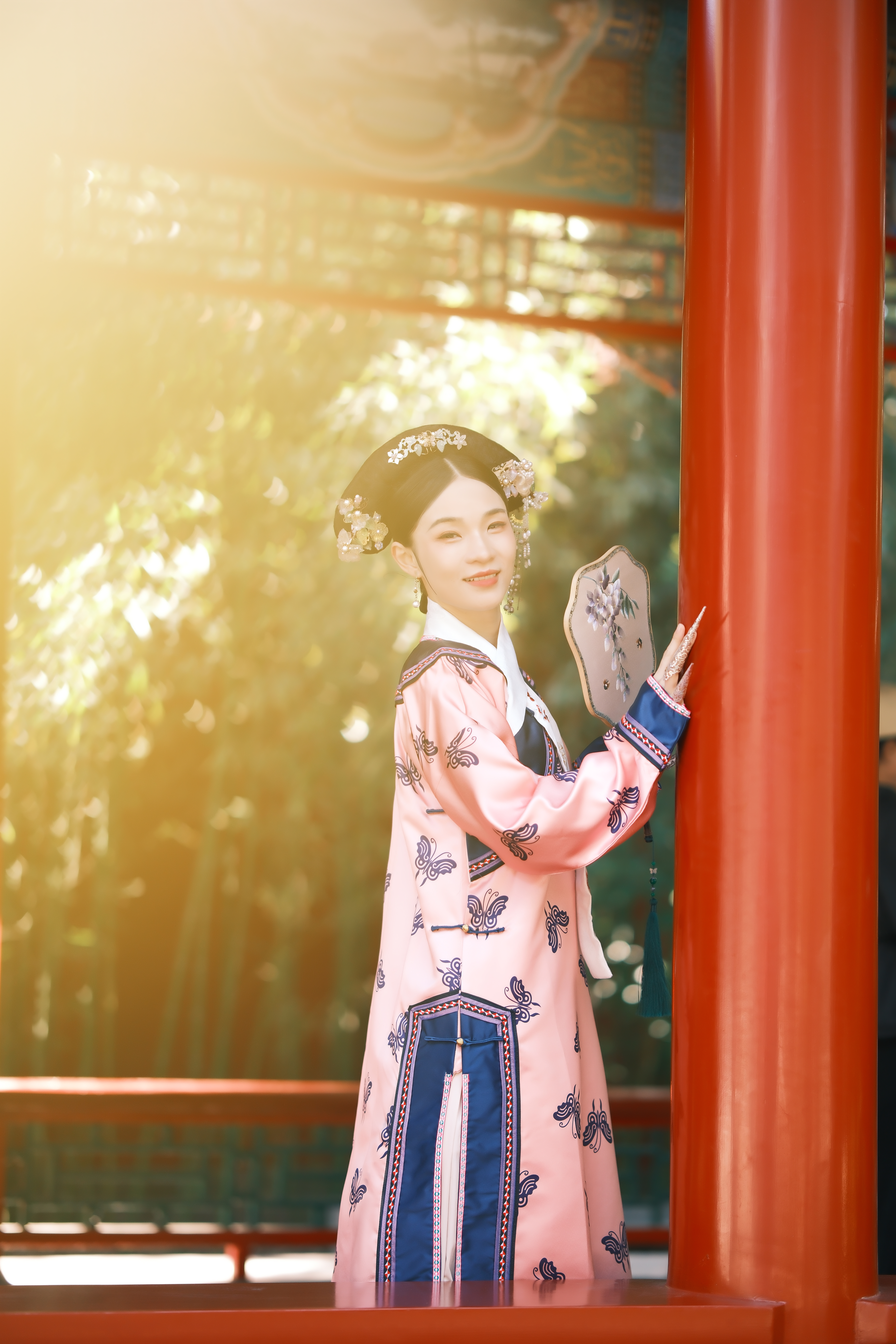 身着传统古装的女子优雅中国风韵味