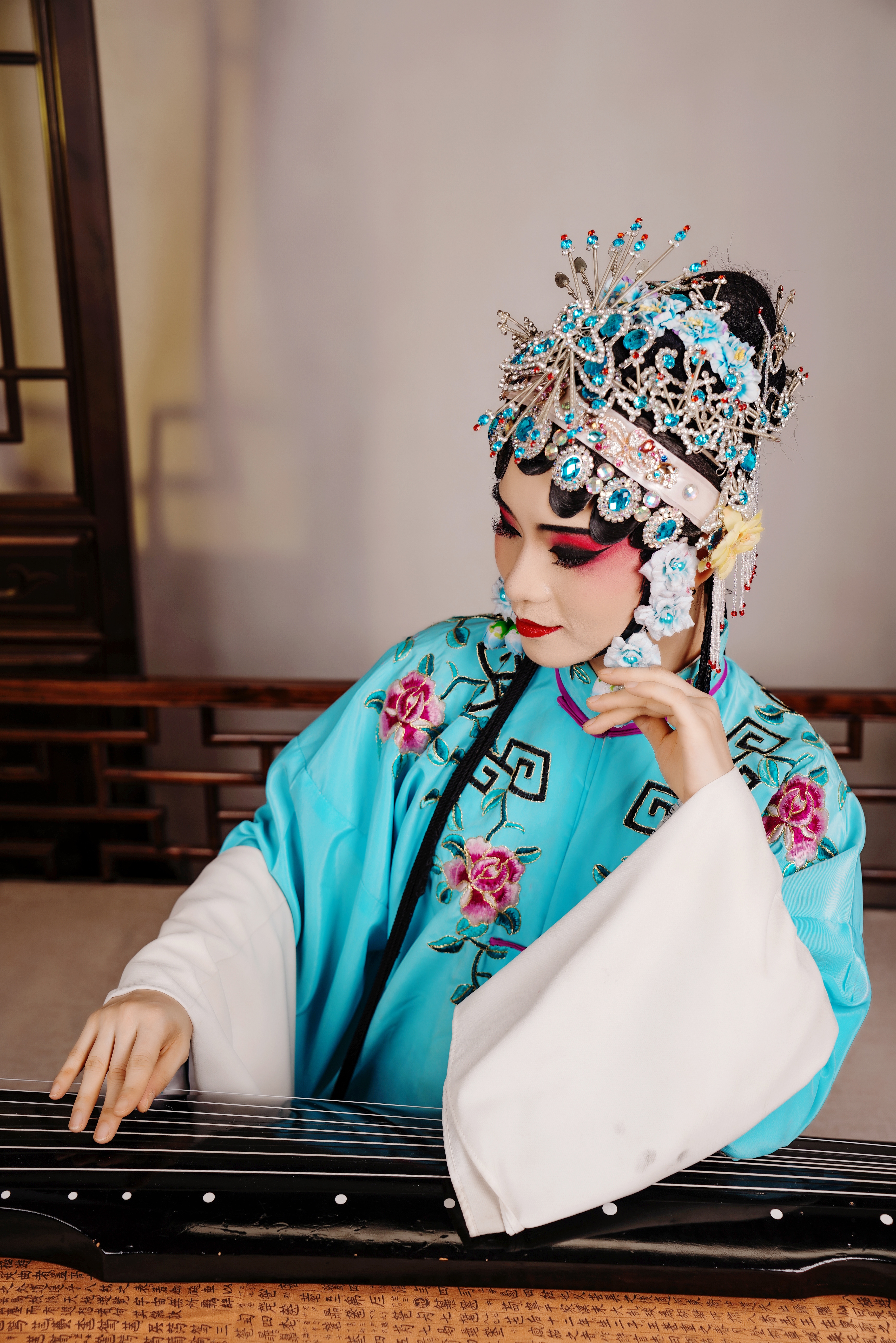 古装人物优雅抚琴中国风韵味