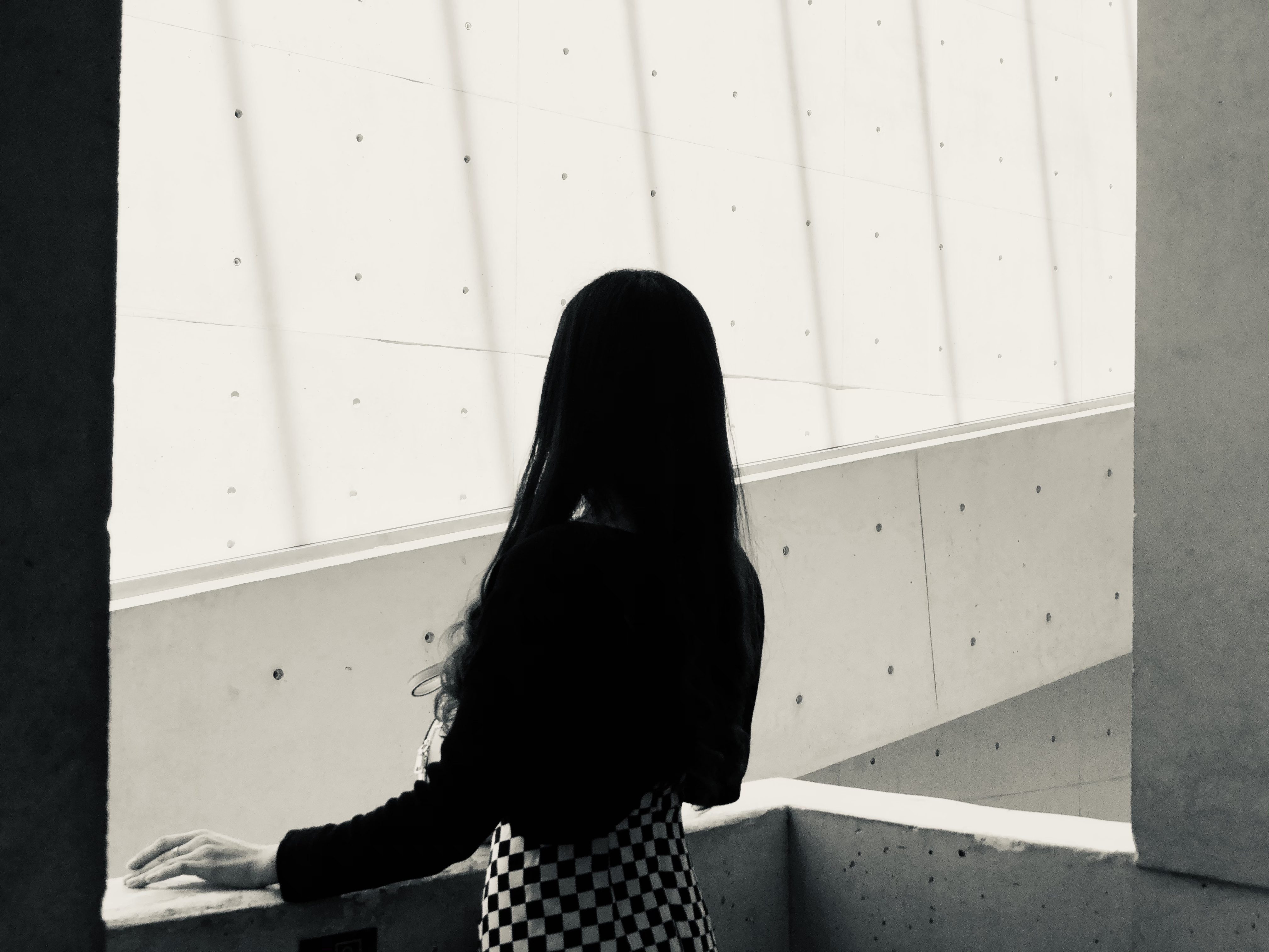 长发女子背影优雅 时尚人物壁纸